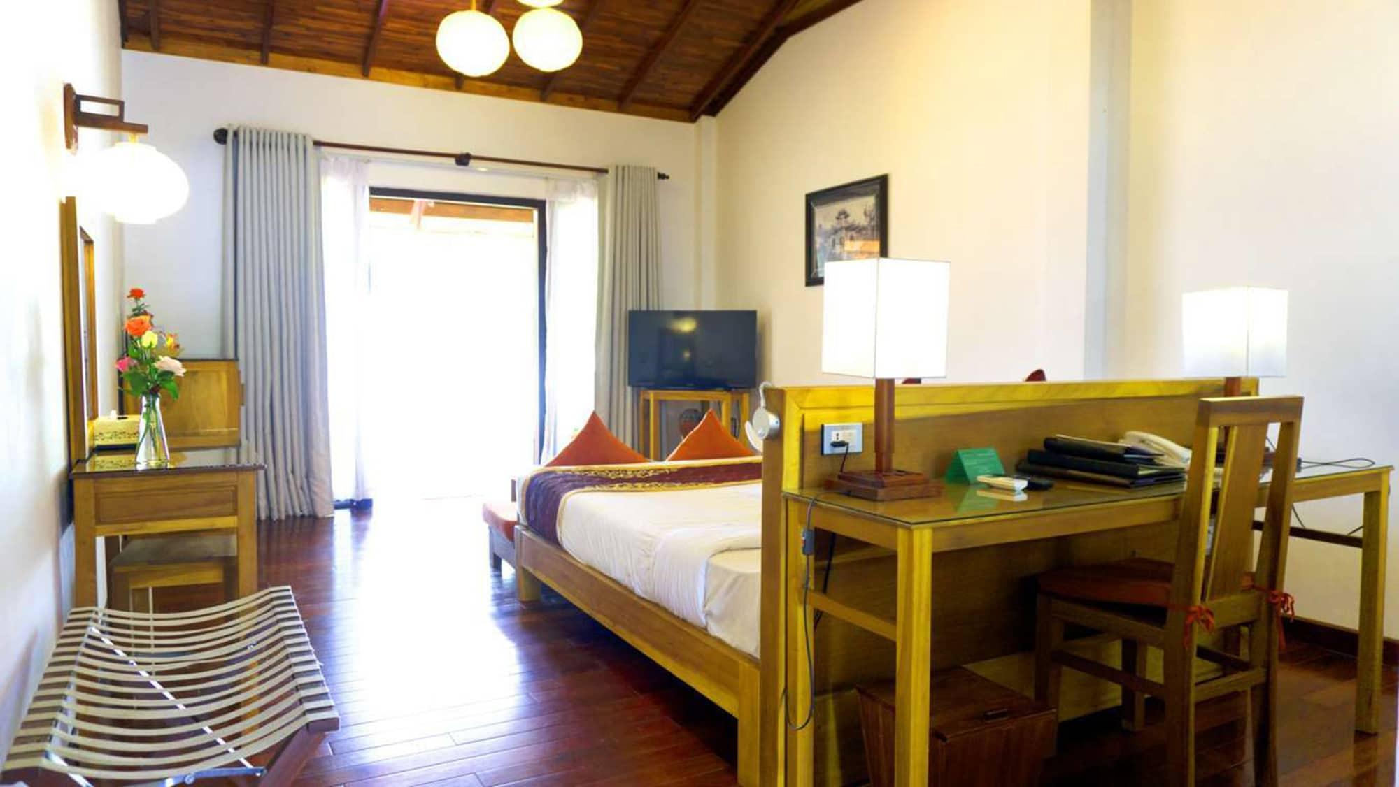 Vinh Hung Riverside & Resort