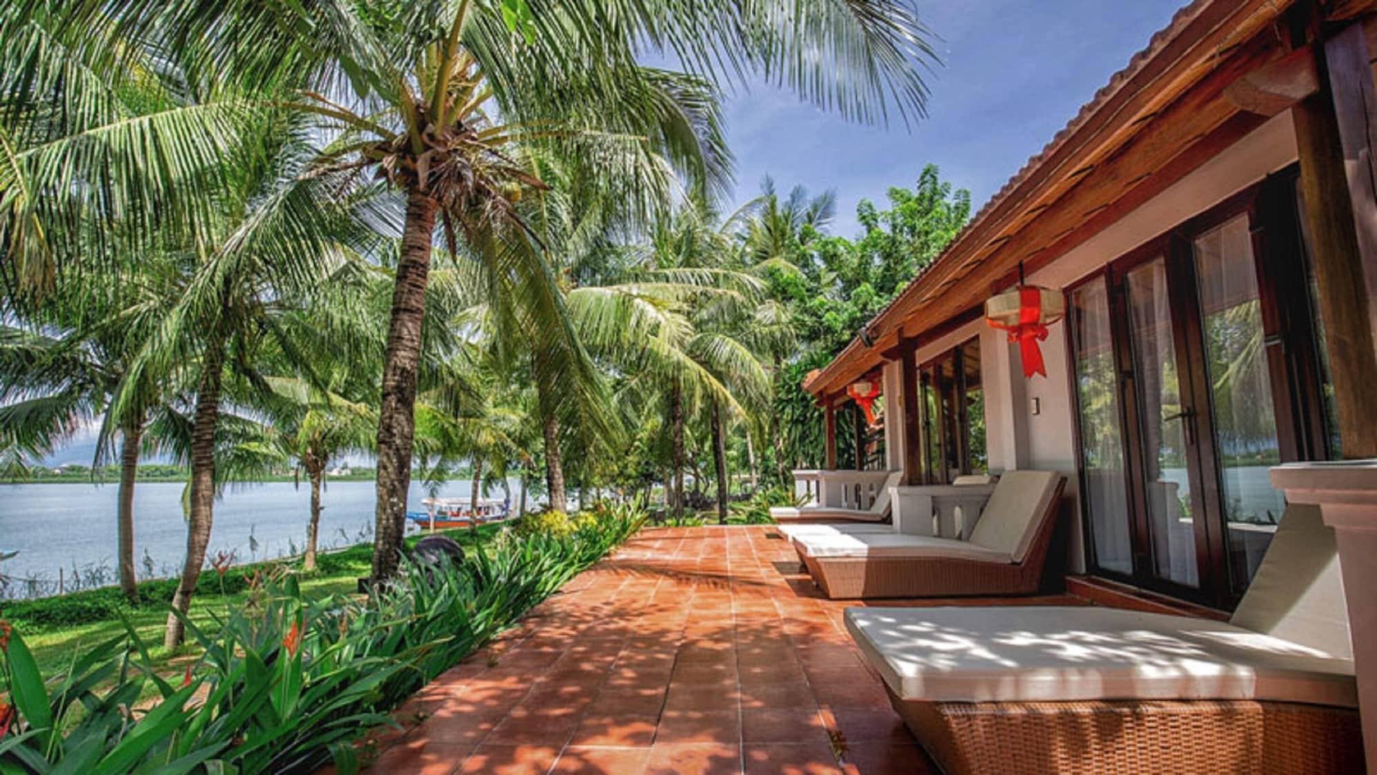 Vinh Hung Riverside & Resort 4*