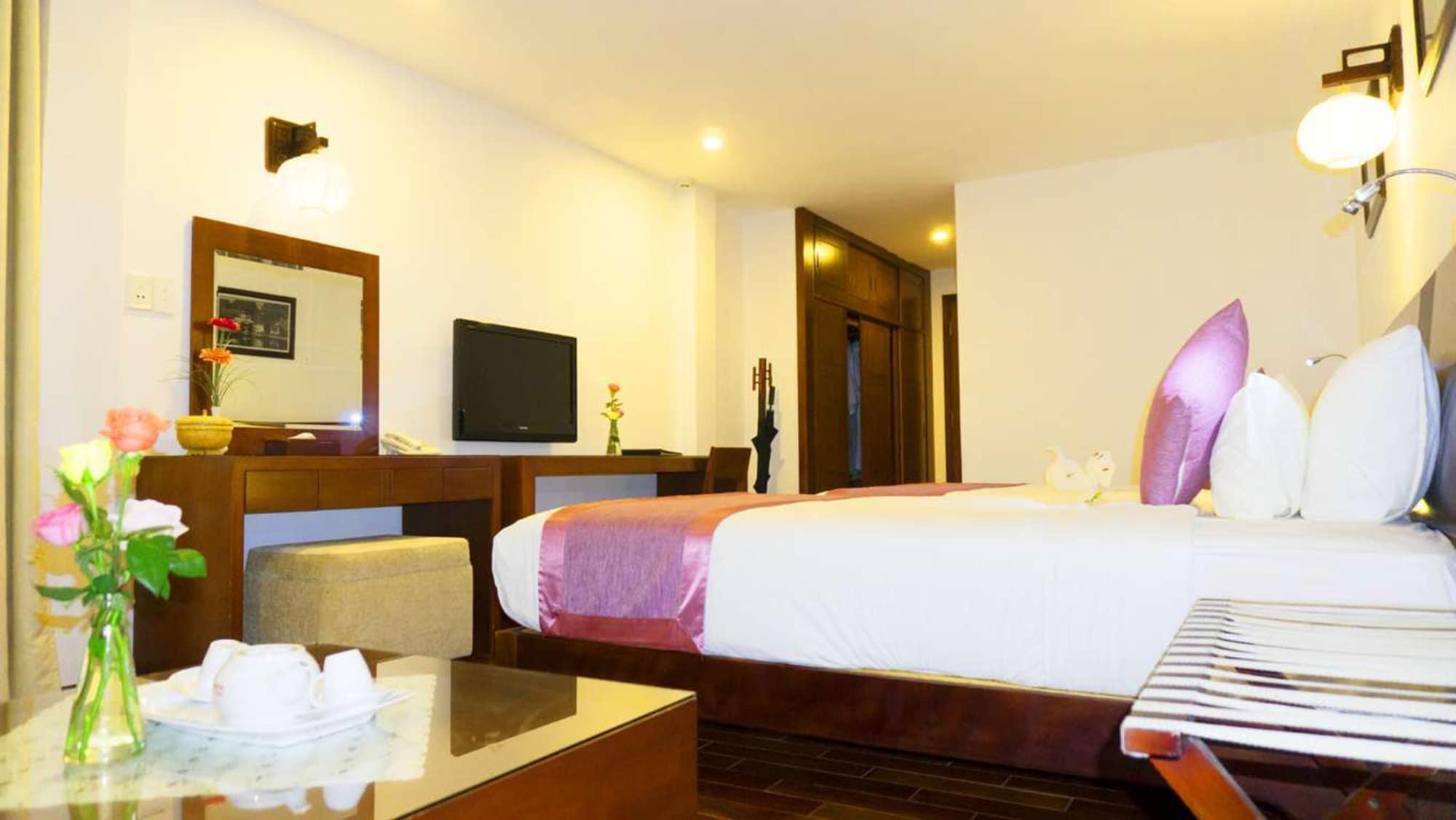 Vinh Hung Riverside & Resort