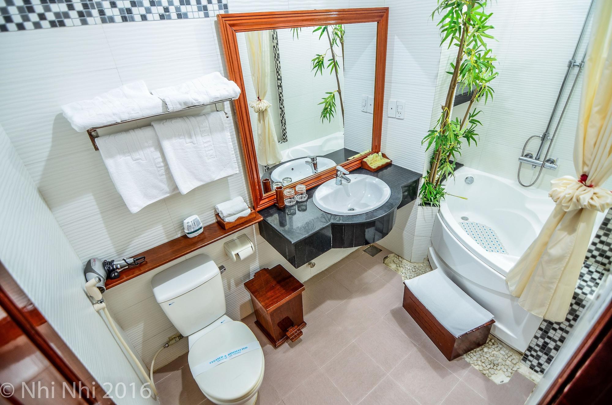 Nhi Nhi Hotel 3*