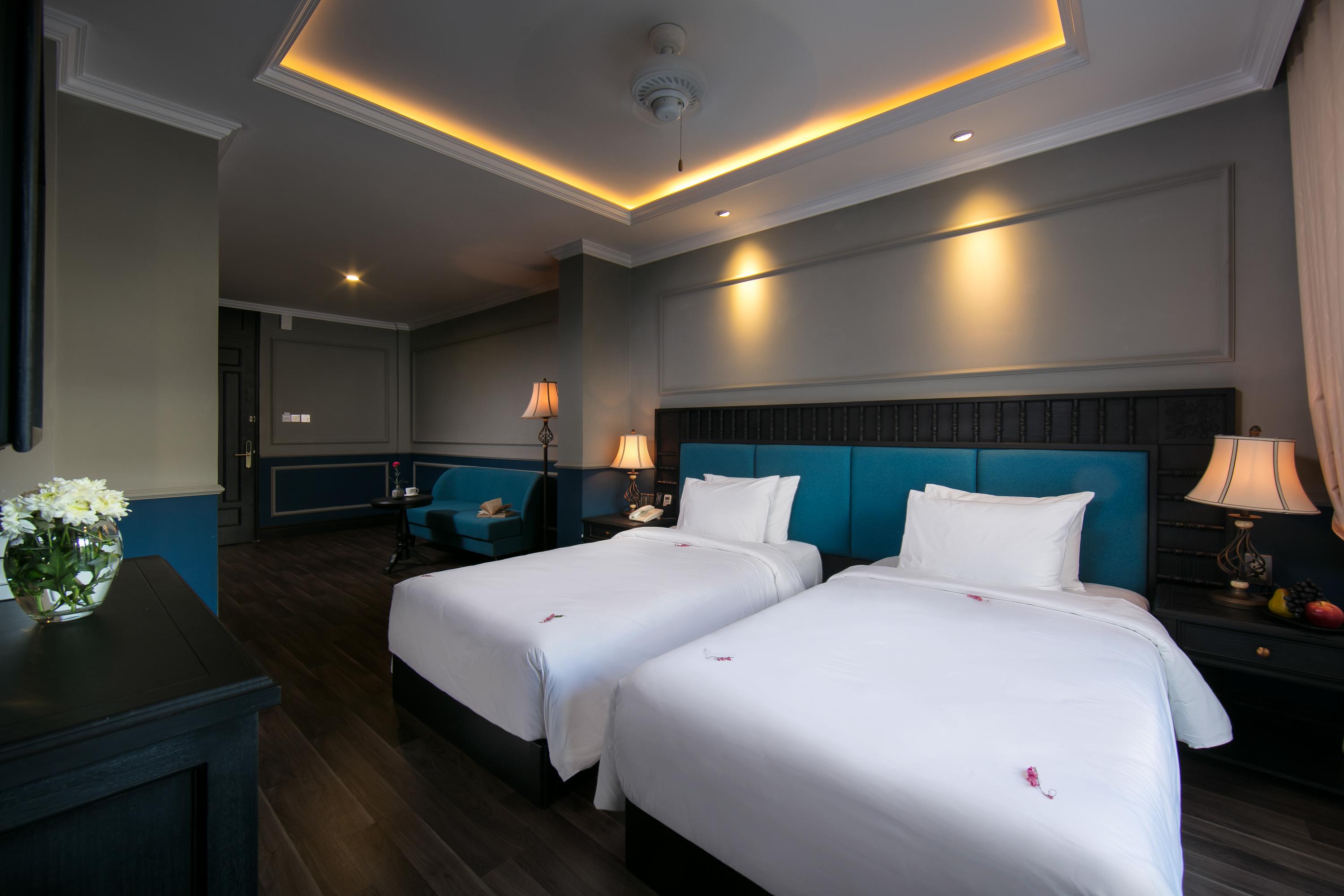 Golden & Hotel