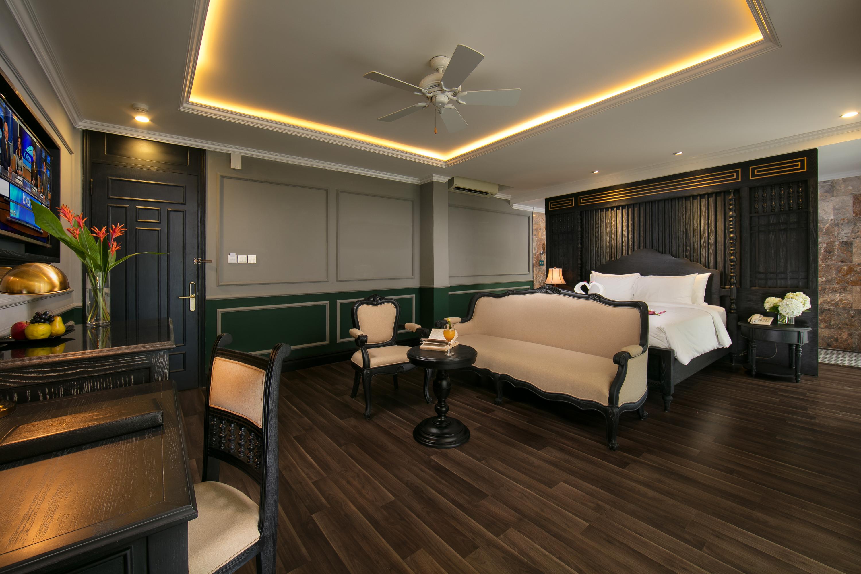 Golden & Hotel