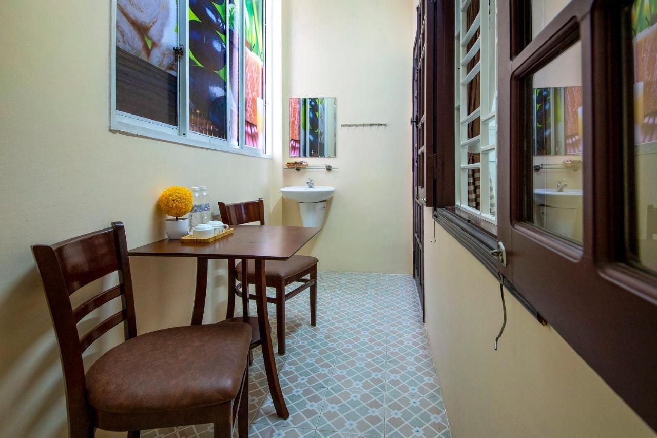 Red Lotus Homestay & *
