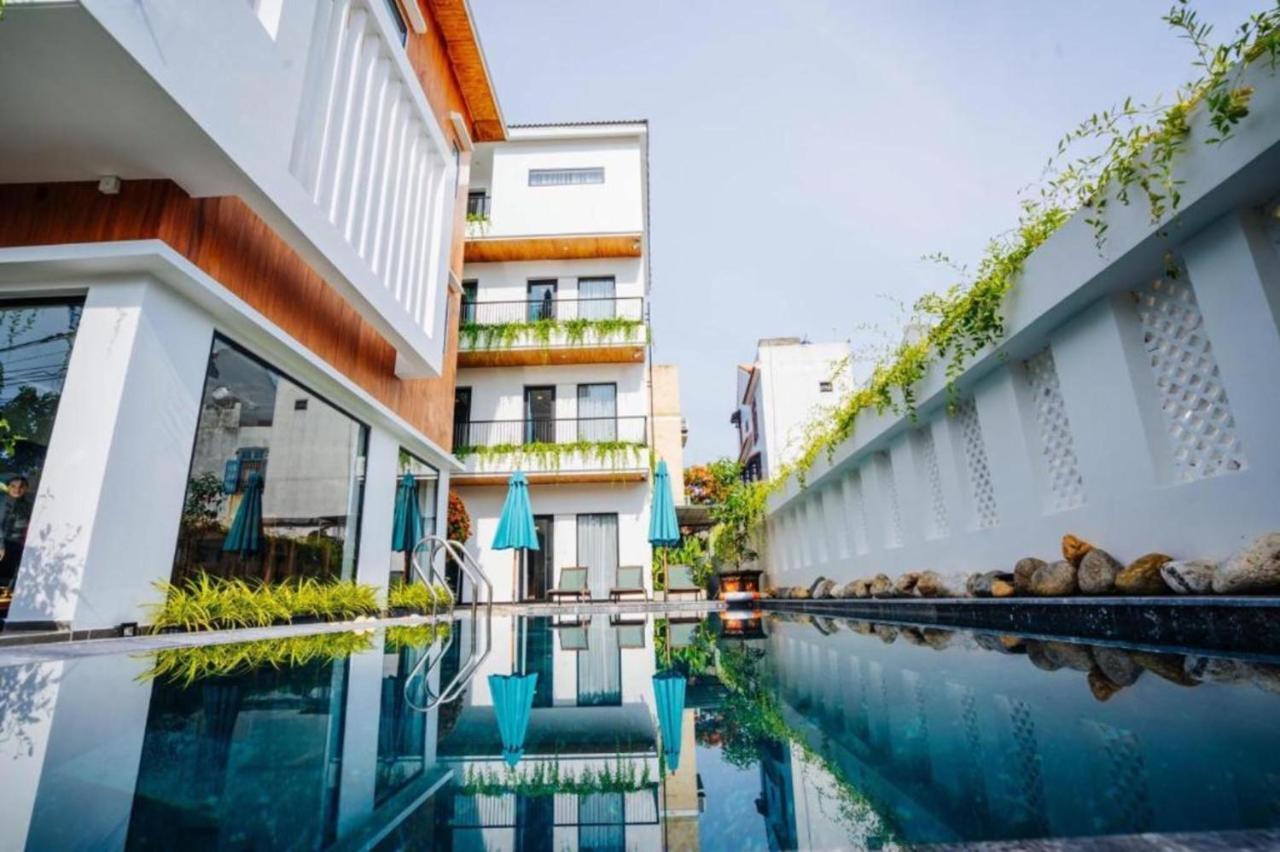 Hoianese Lip Lip Pool Hoi An