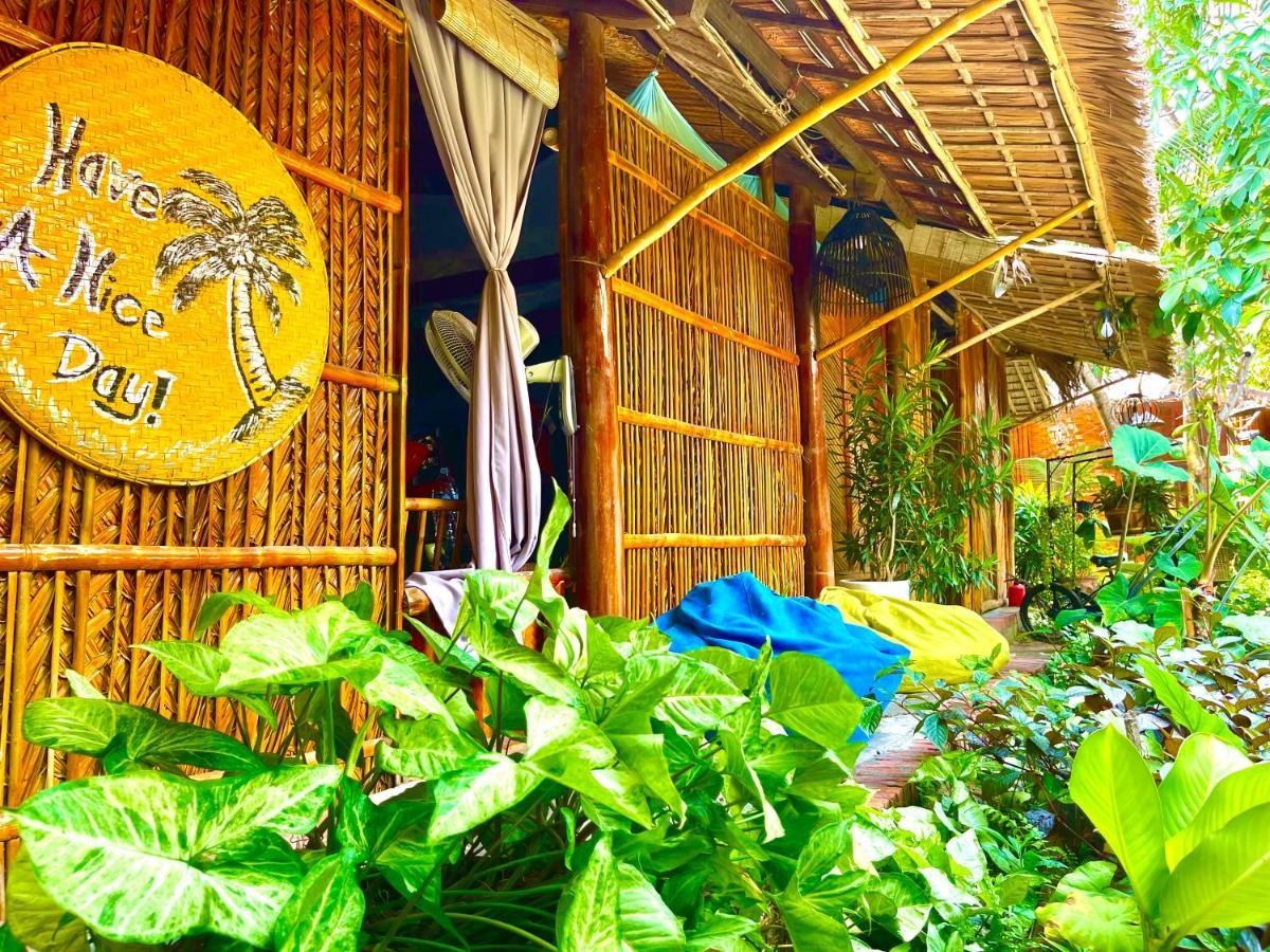 Under The Coconut Tree Homestay *