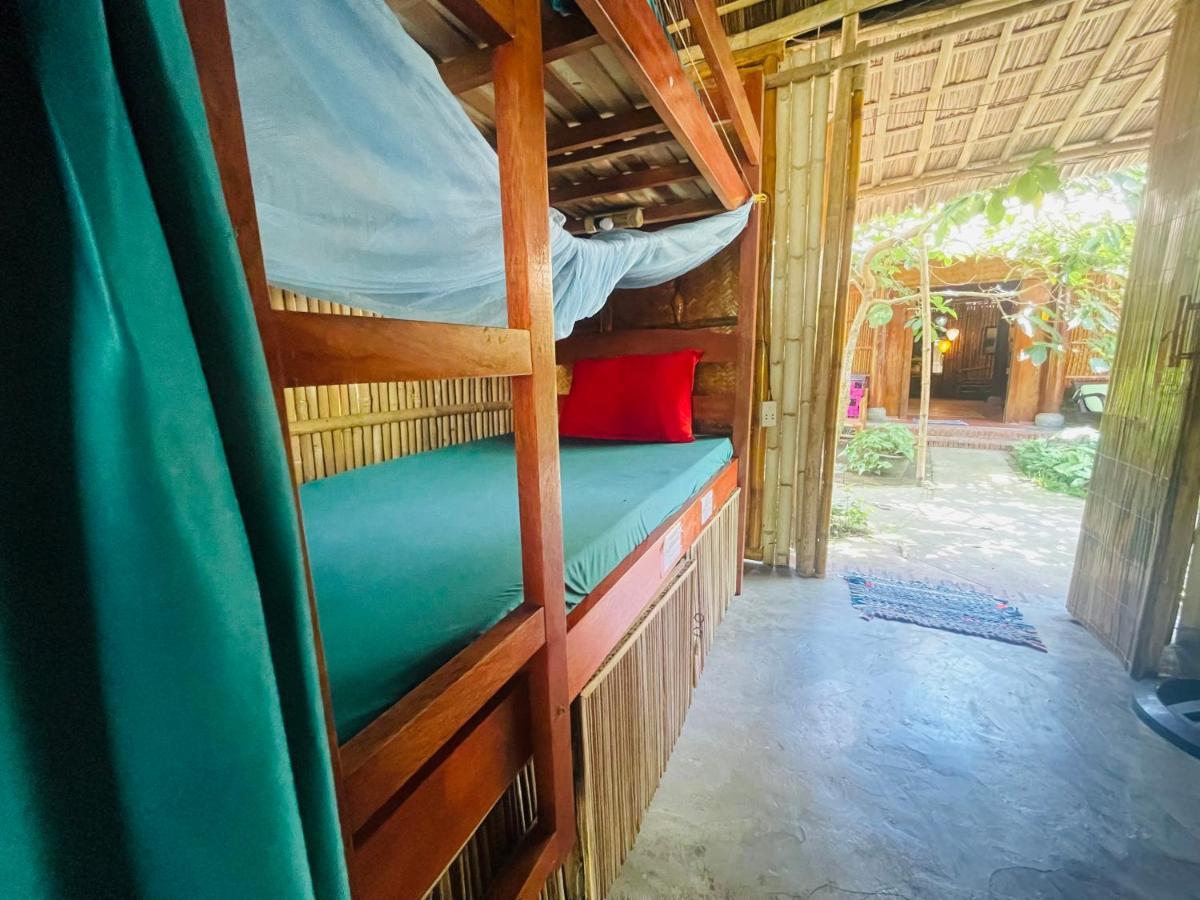 Under The Coconut Tree Homestay *