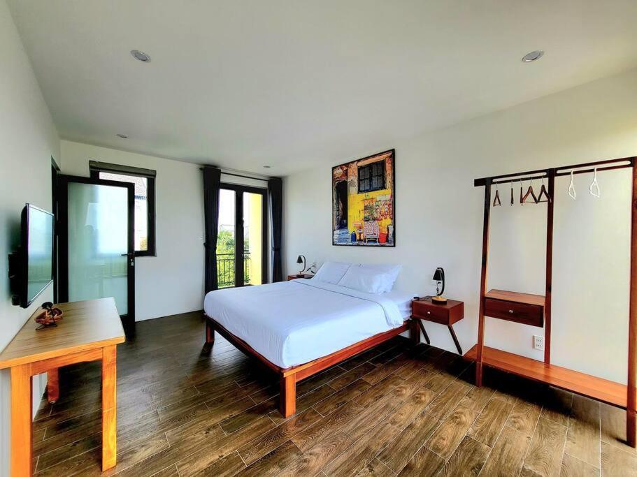 Delightful Romantic 4-br *