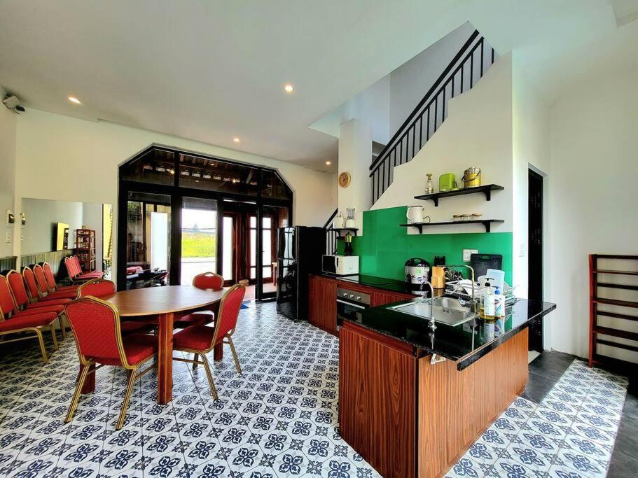 Delightful Romantic 4-br Apartment