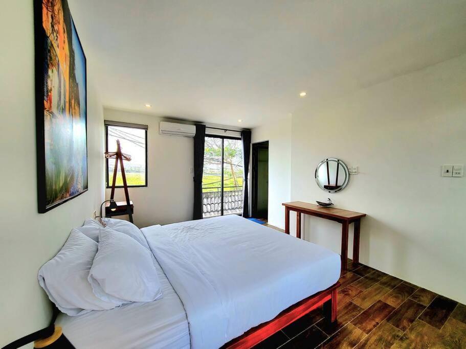 Delightful Romantic 4-br *