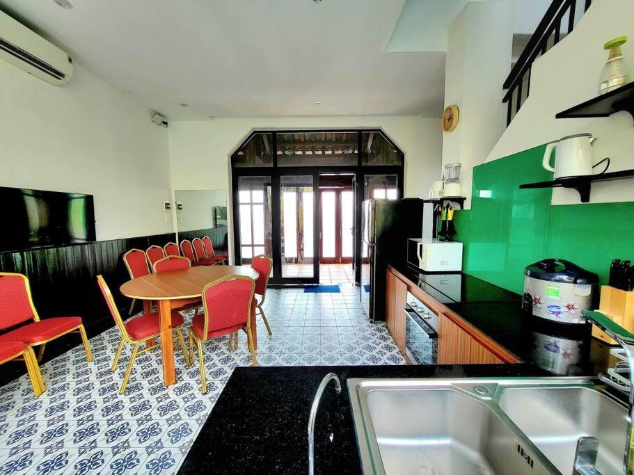 Delightful Romantic 4-br *