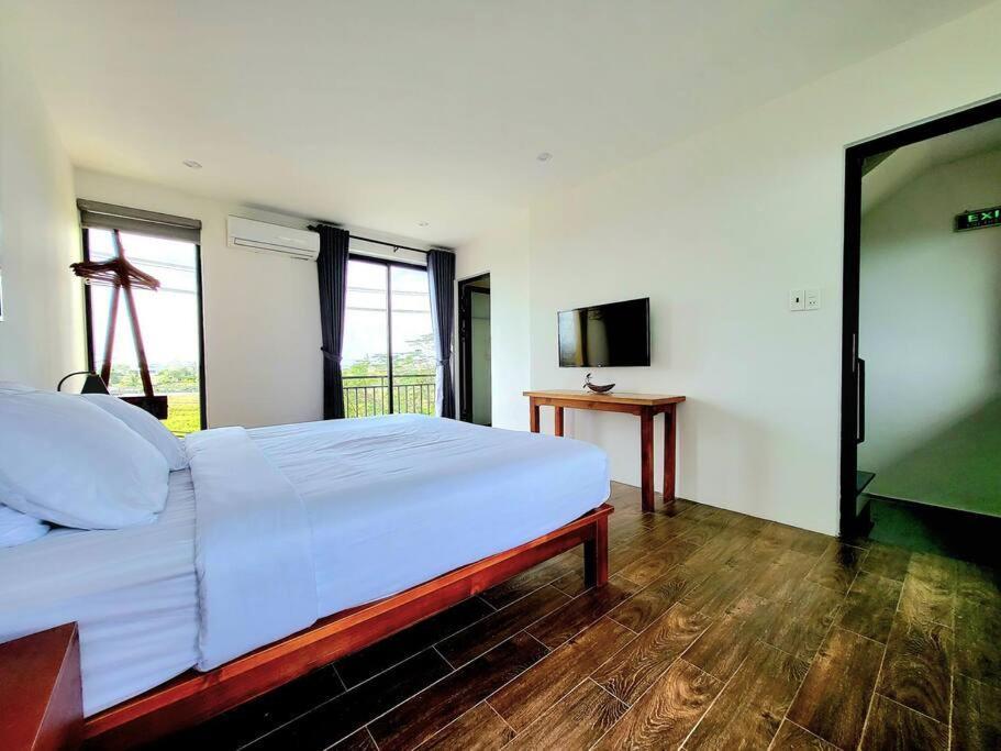 Delightful Romantic 4-br Apartment *