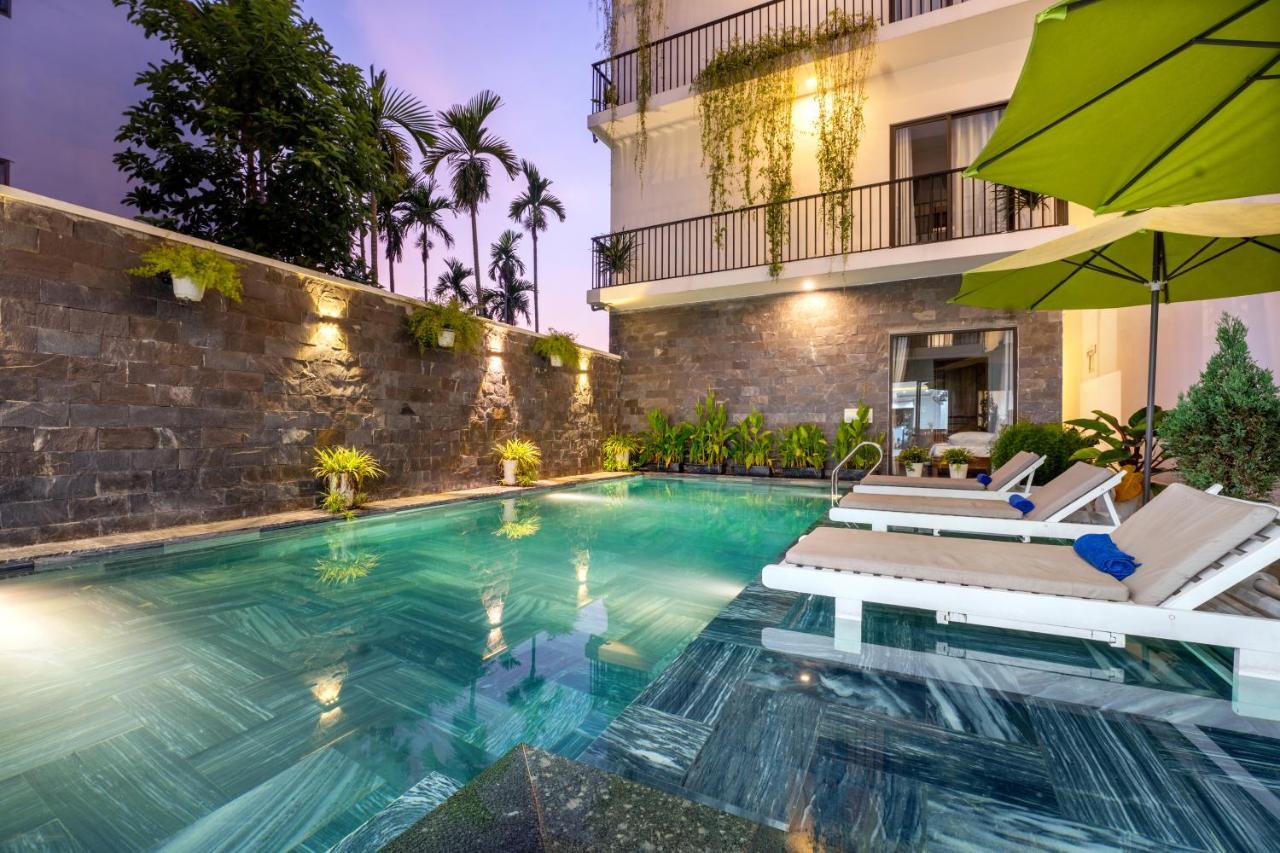 Tomorrow Hotel 3*