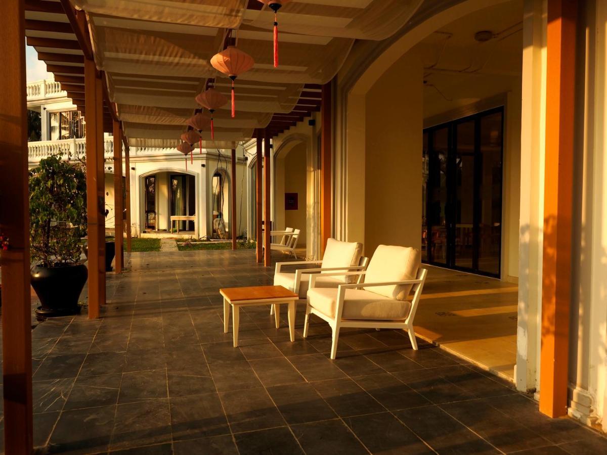 Moodhoian Riverside & 4*