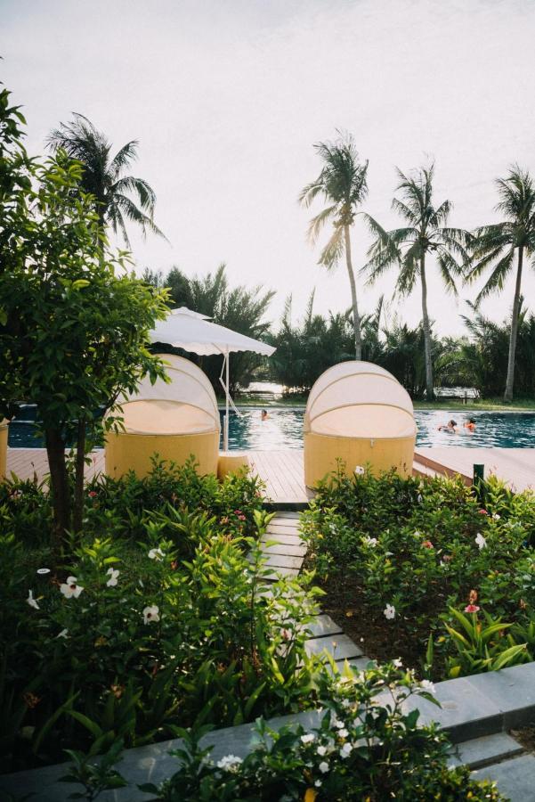 Moodhoian Riverside & 4*