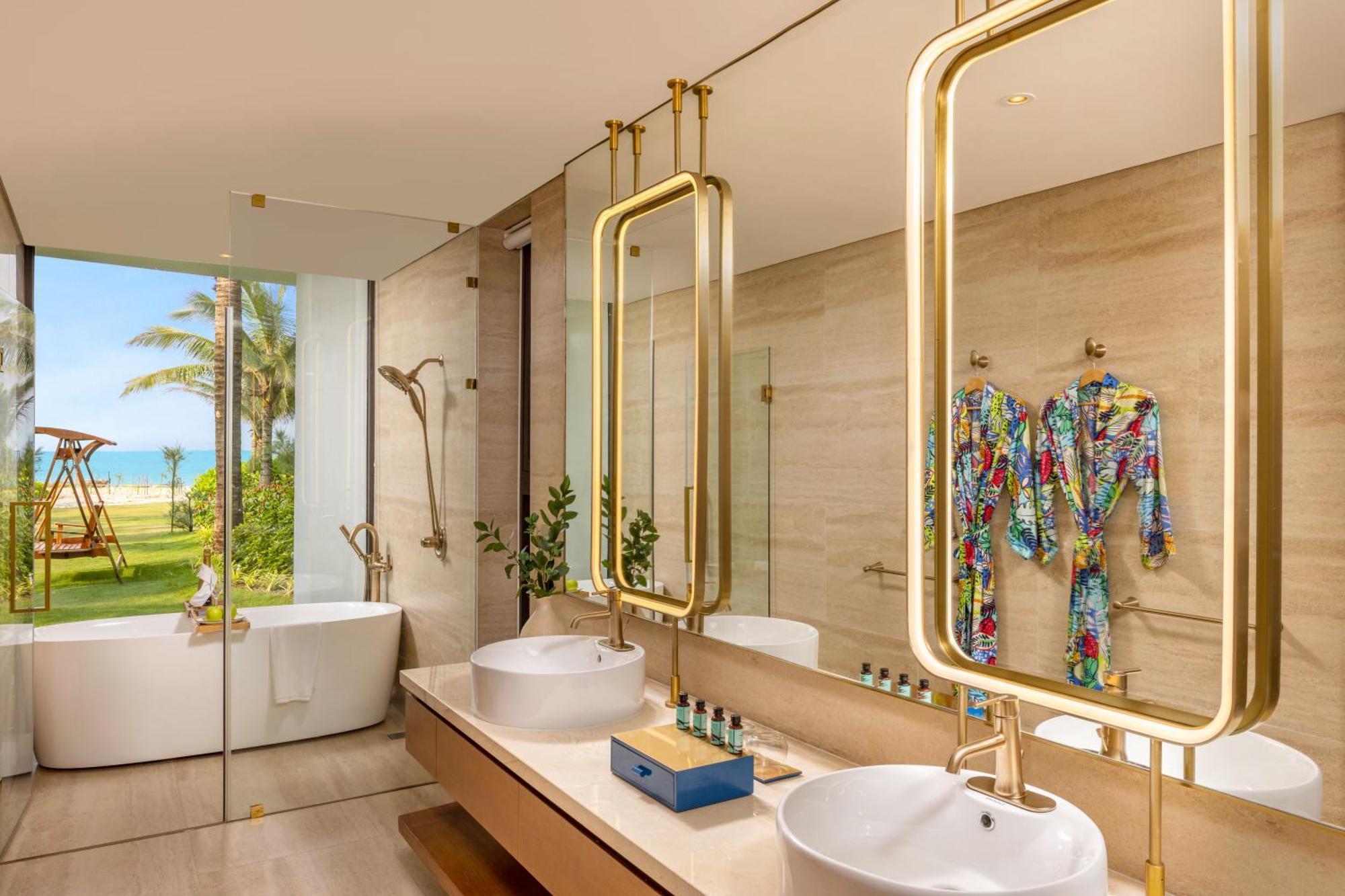 Wyndham Royal Beachfront & Resort 5*