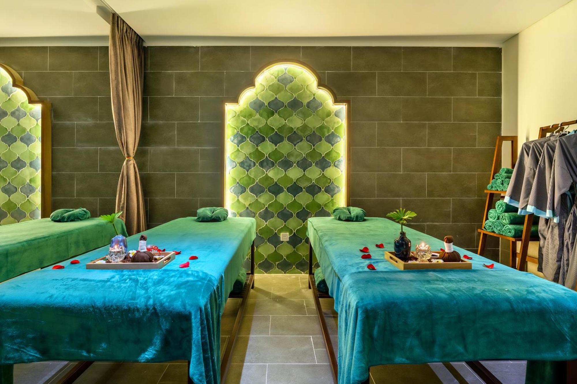 Amina Lantana & Hotel