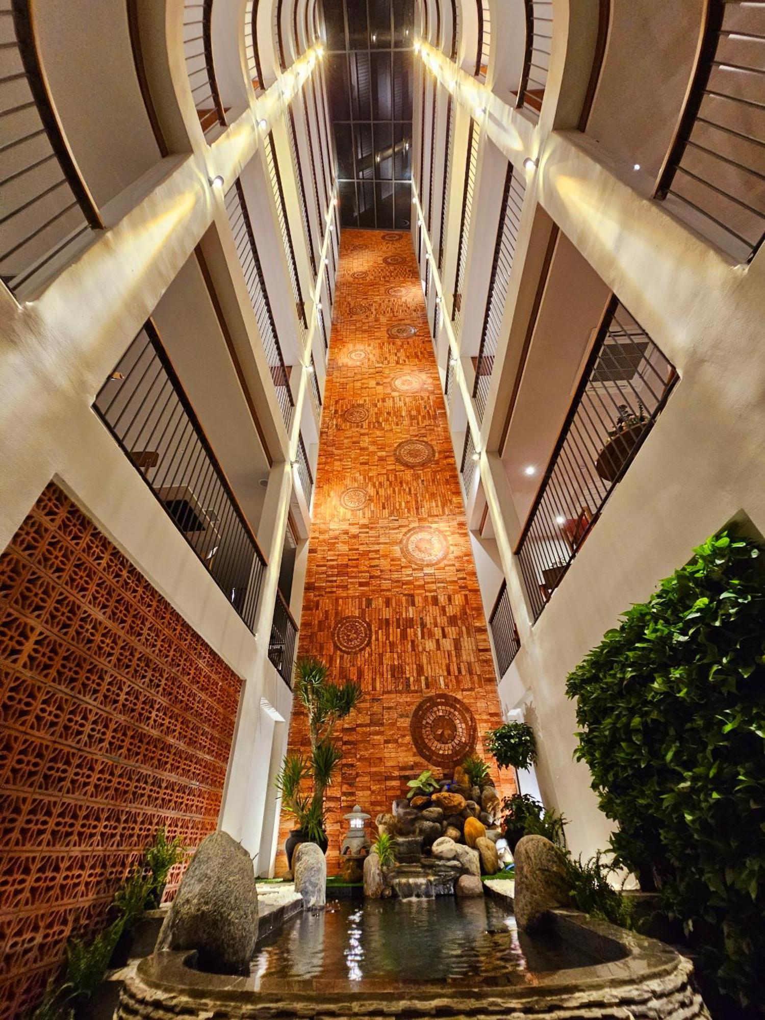 Little Gem. An Eco-friendly Boutique & 5*