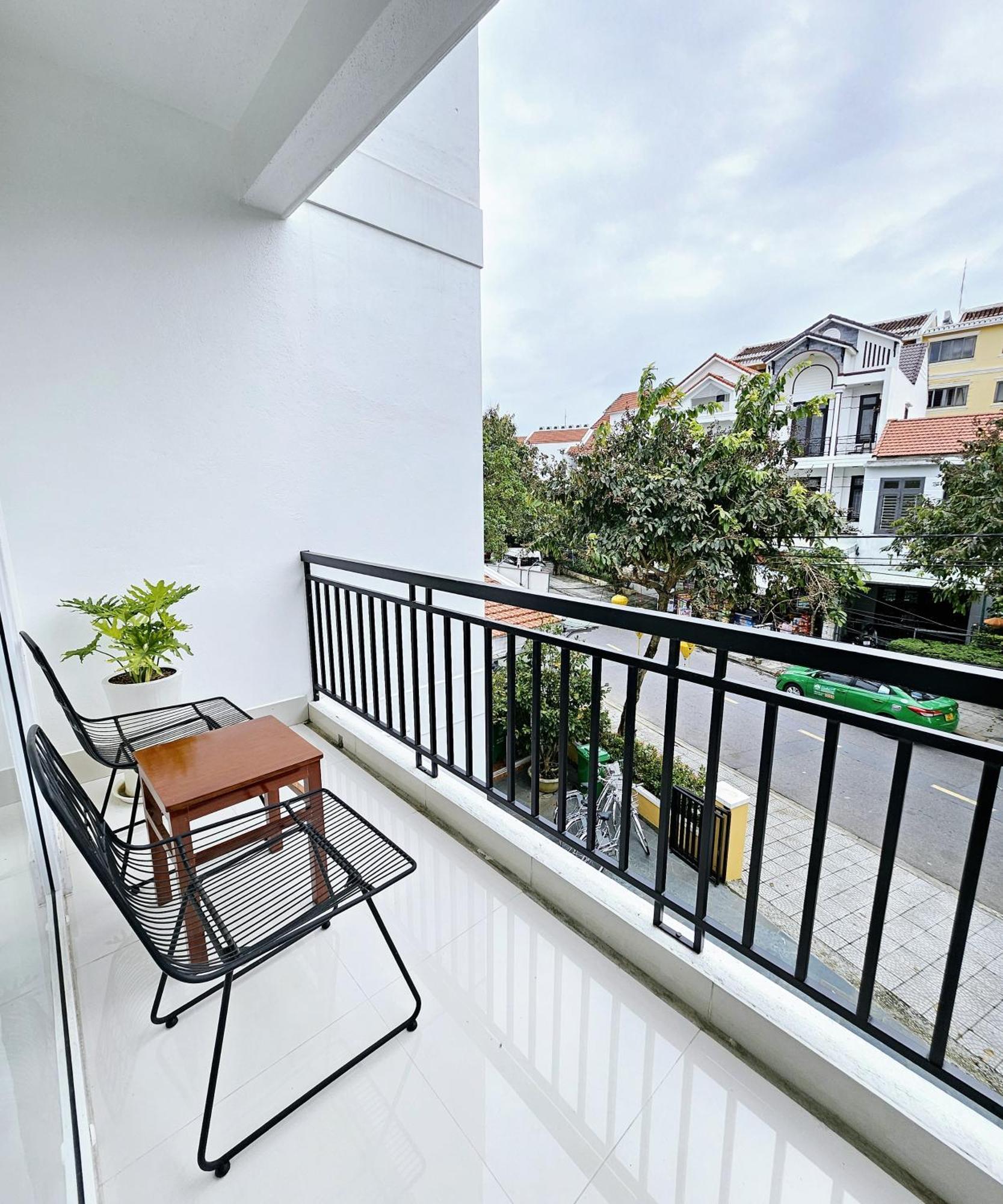 White House 3*