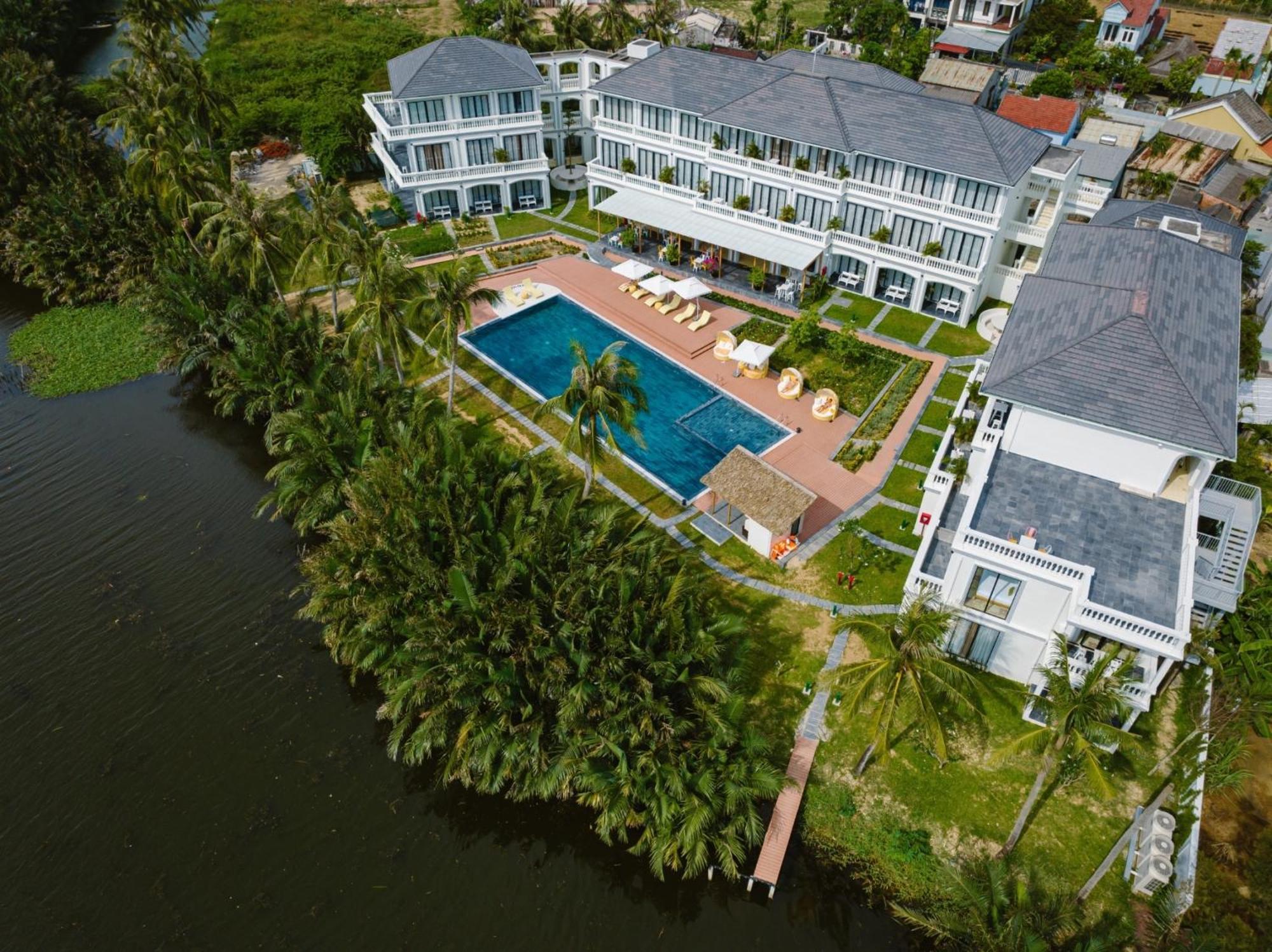 Moodhoian Riverside & Hotel
