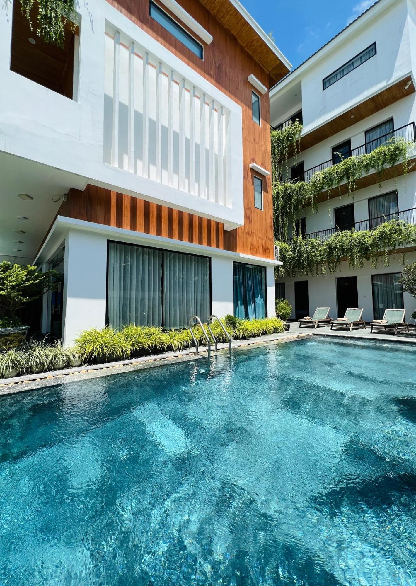 Hoianese Lip Lip Pool 2*