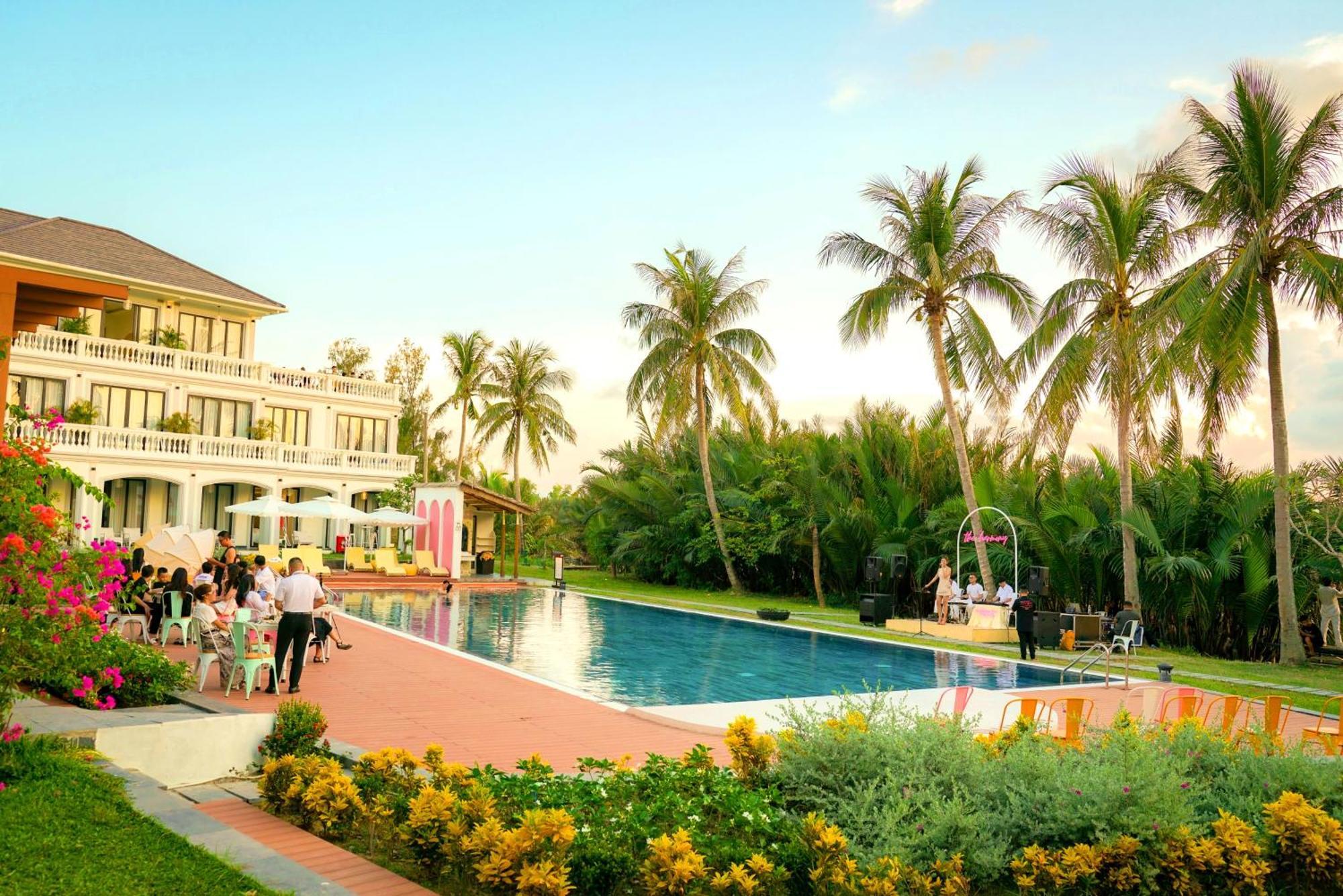 Moodhoian Riverside &