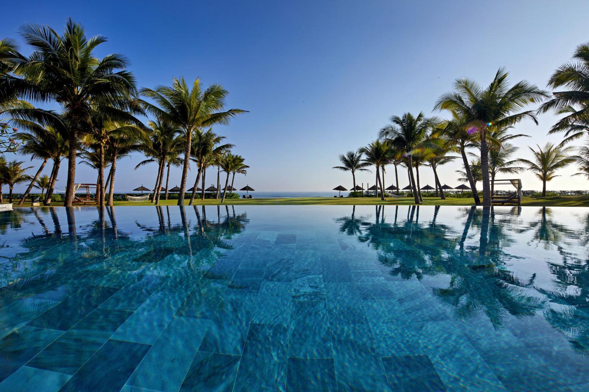 Wyndham Royal Beachfront & 5* Hoi An