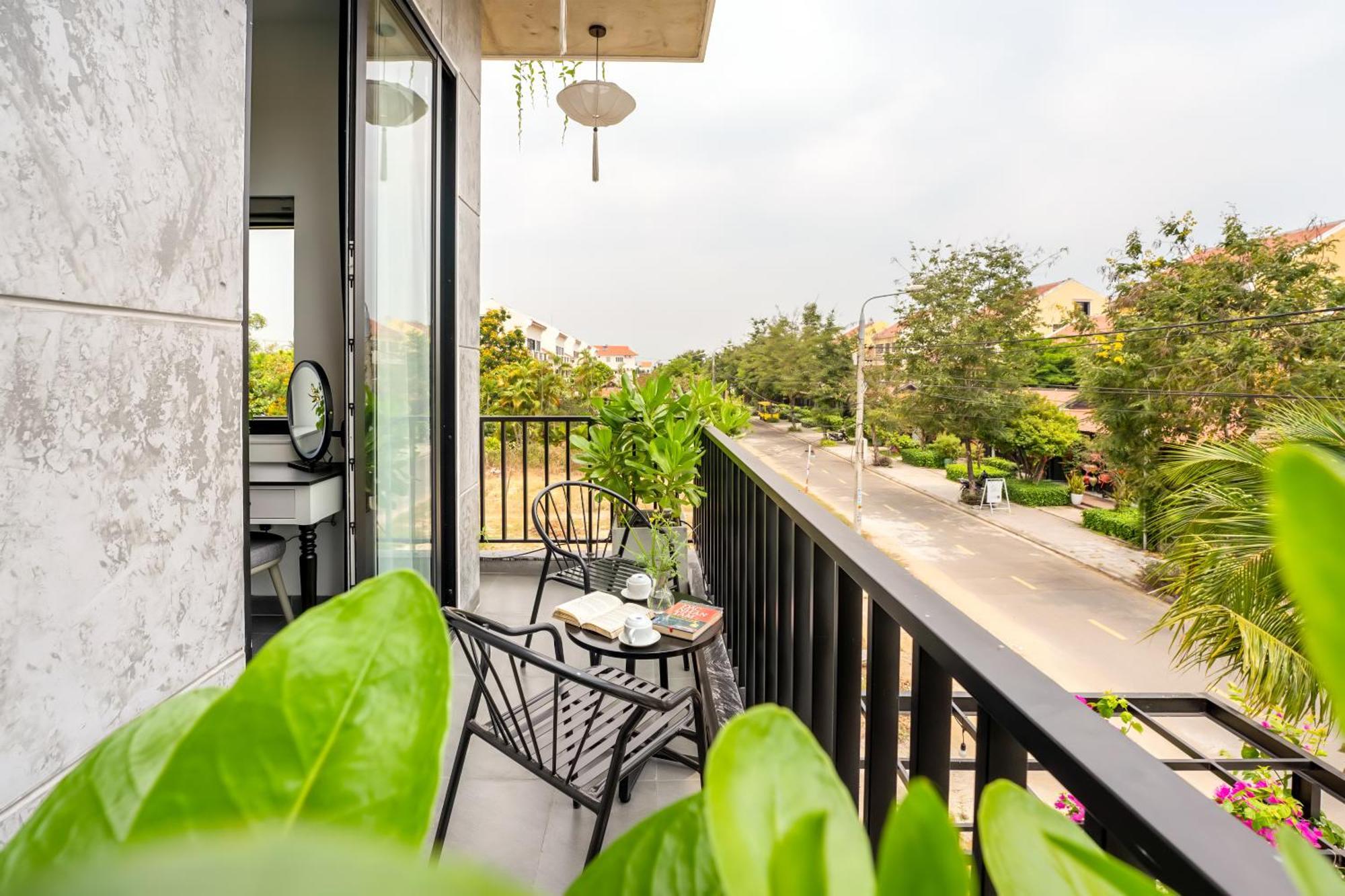 Duong - Entire - Pool Side - Private Garden Apartment