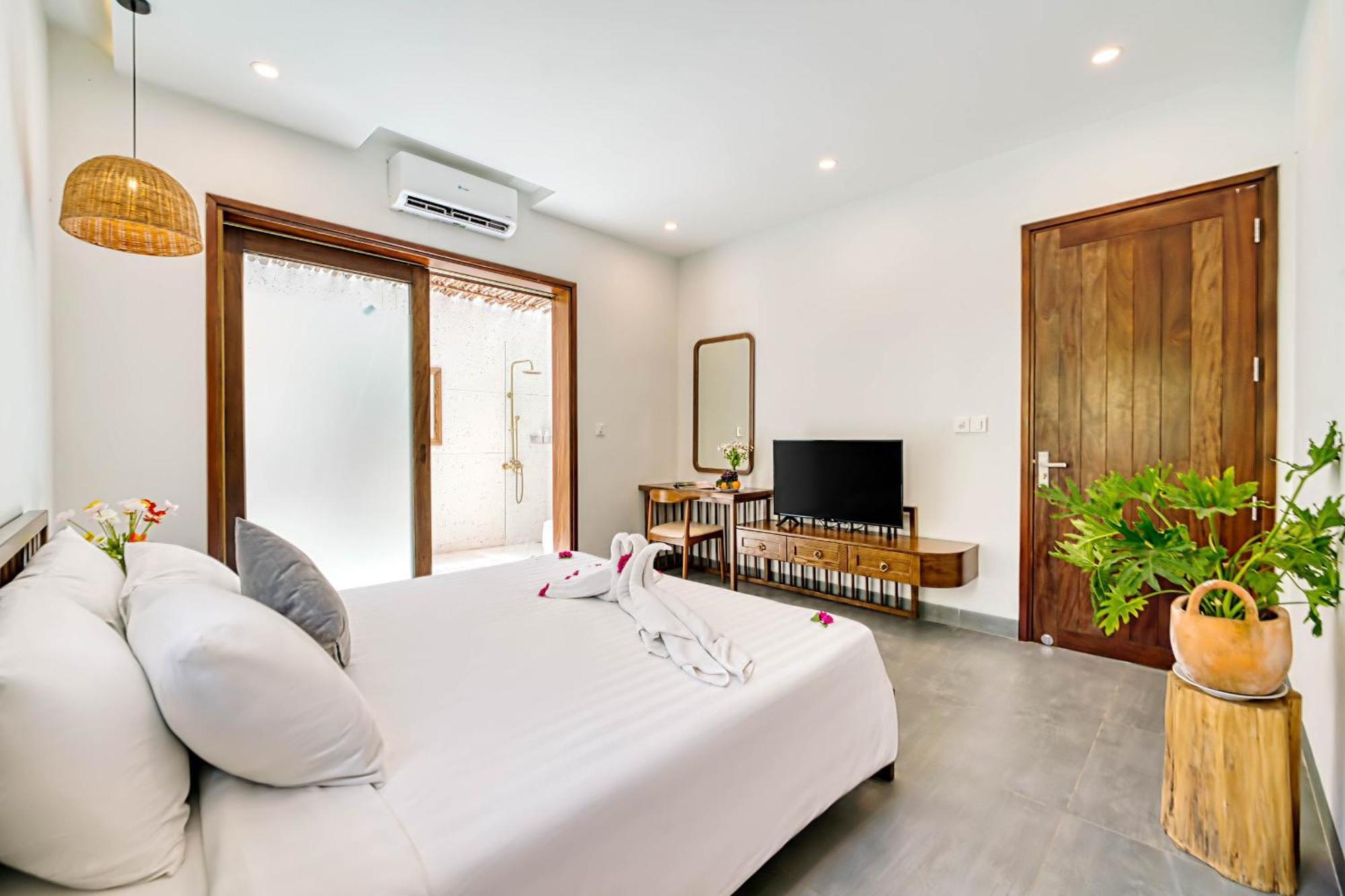 Villa Serene Villa, 4brs Riverside, Private Pool Hoi An