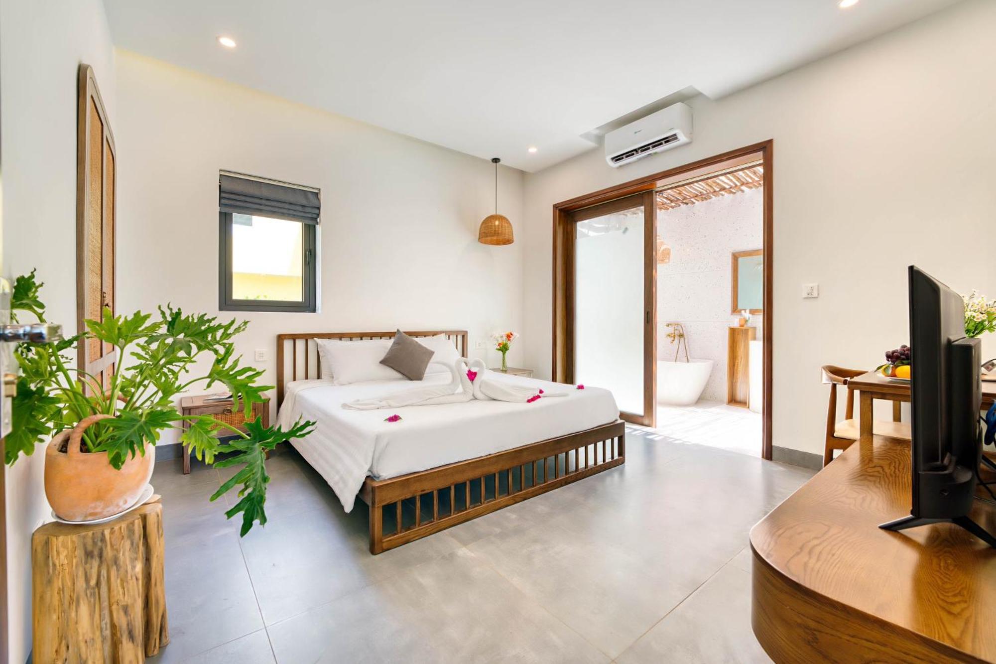 Serene Villa, 4brs Riverside, Private Pool Villa Hoi An