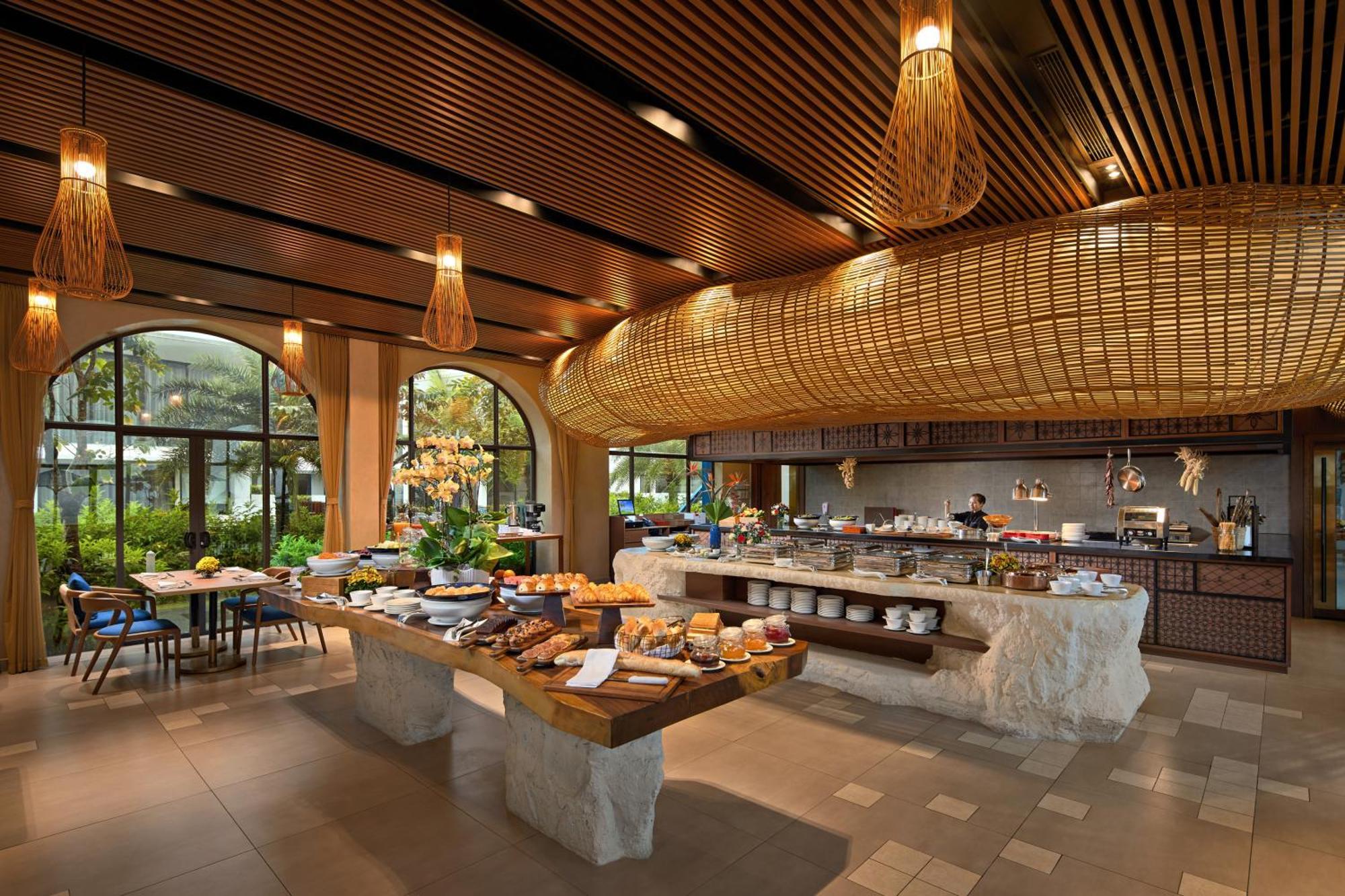 Wyndham Hoi An Royal Beachfront &
