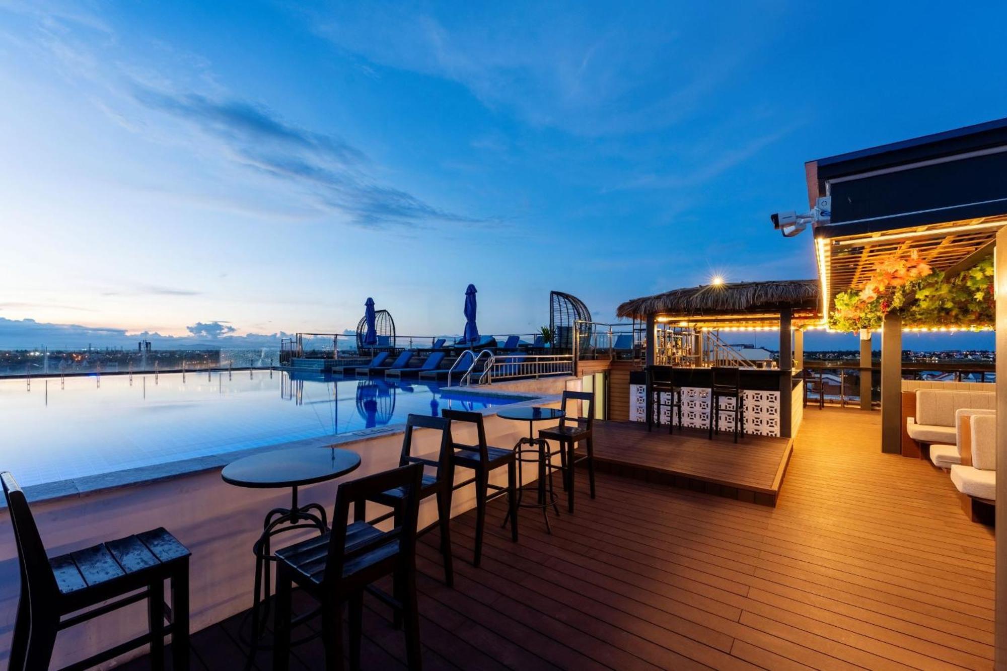 Hotel Qualia De - Rooftop Bar View