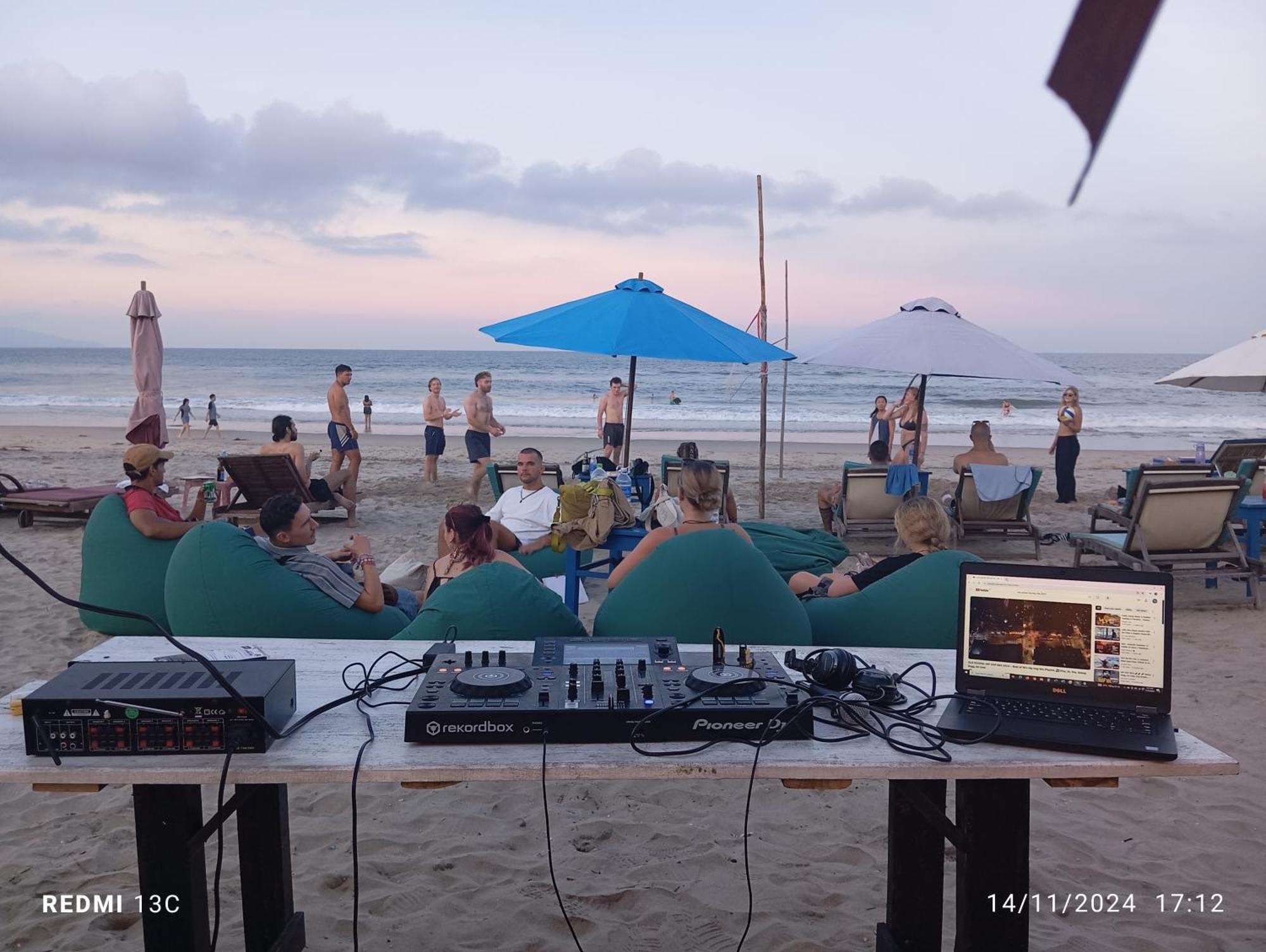 The Seaside And Bar
