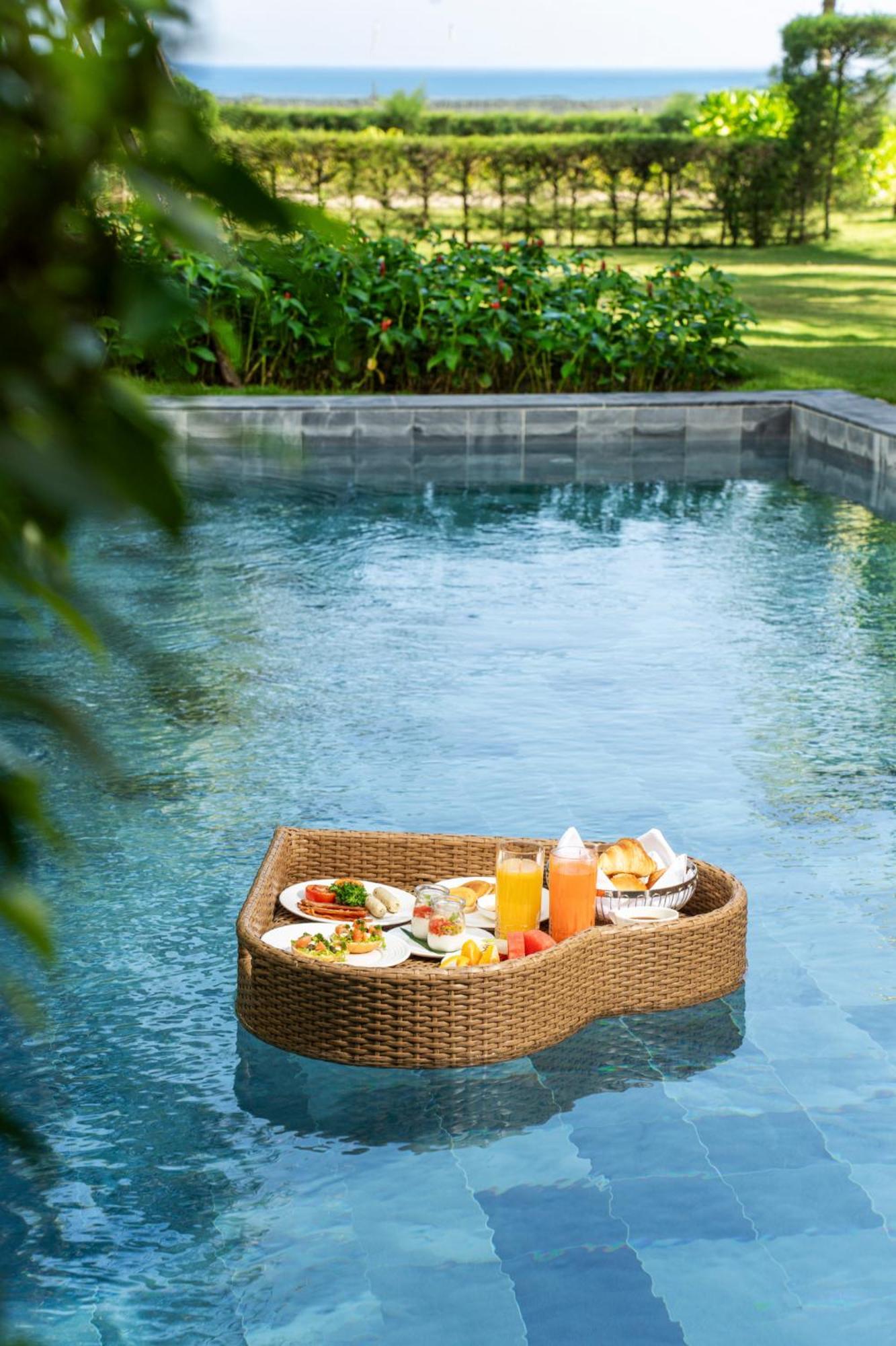 Resort Wyndham Royal Beachfront & Hoi An