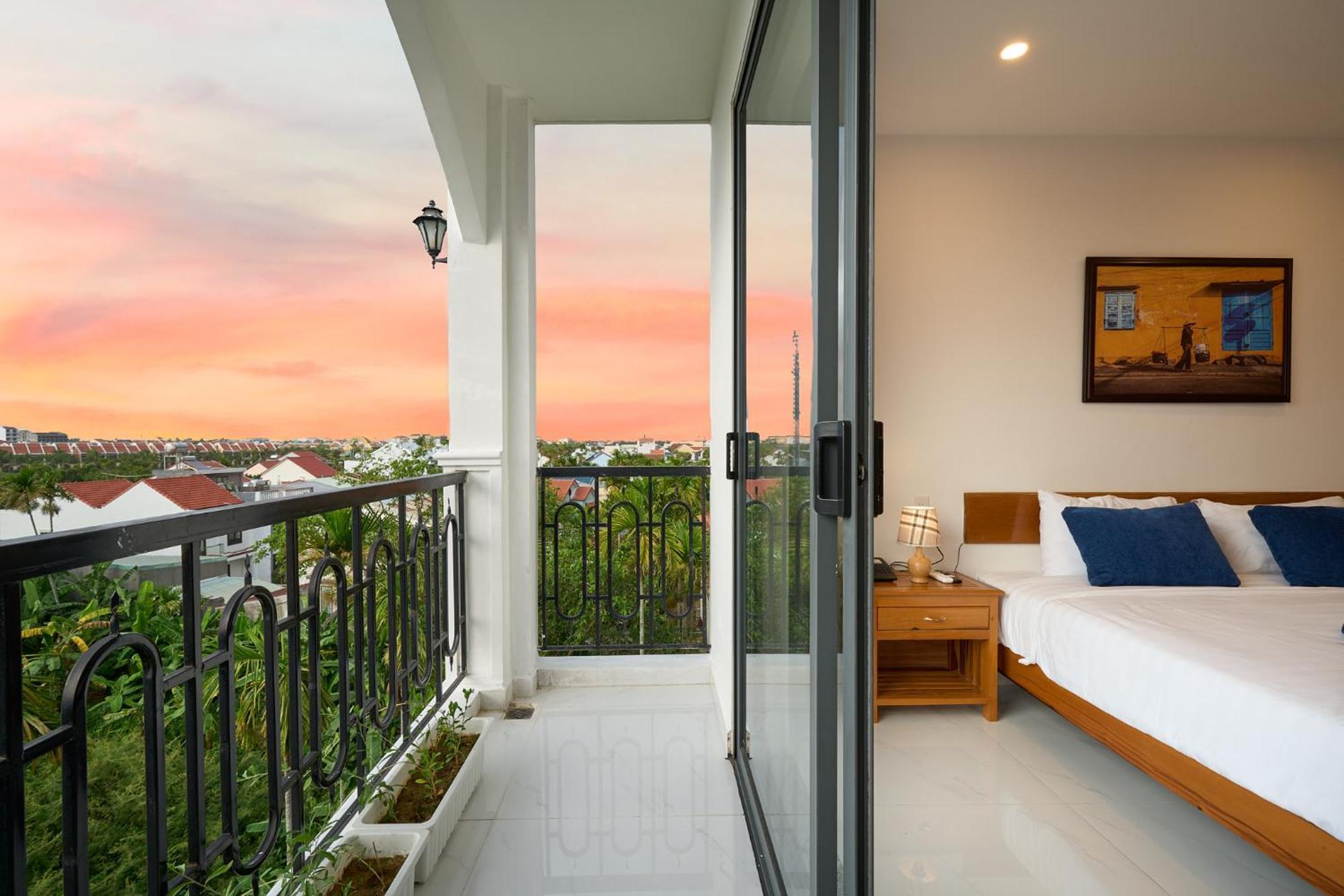 Khách sạn Legend Charm Boutique 3*