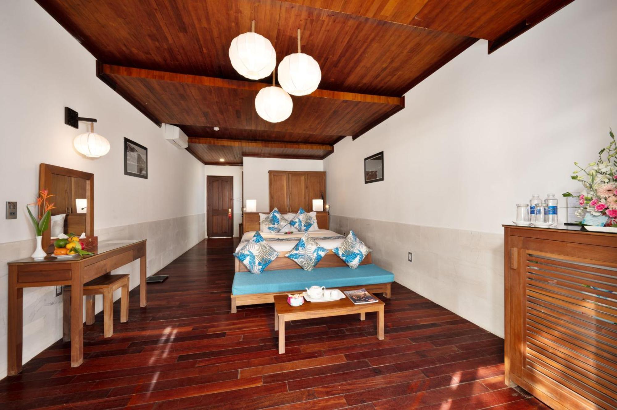 Vinh Hung Riverside & Resort