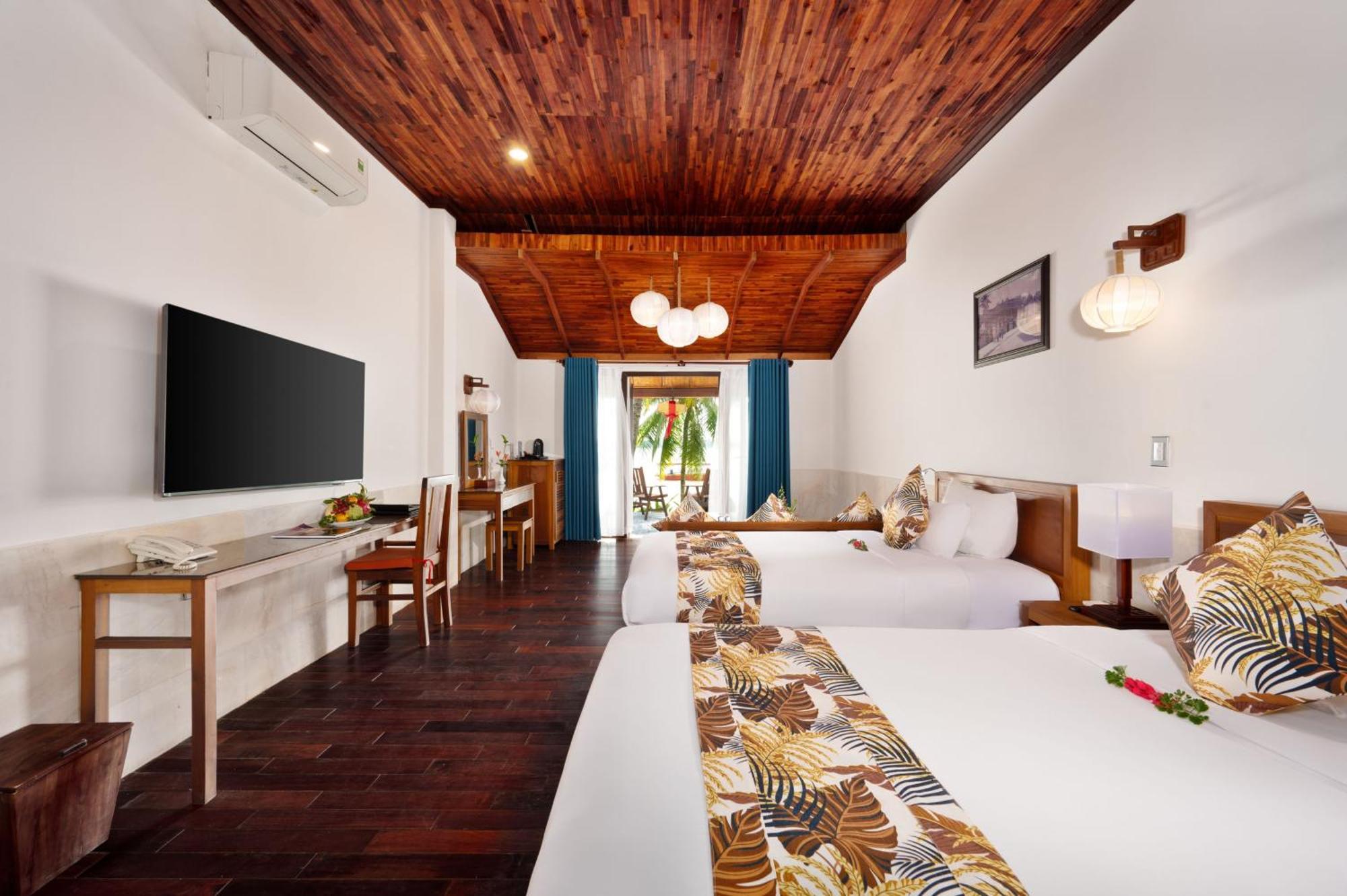 Vinh Hung Riverside & Resort 4*