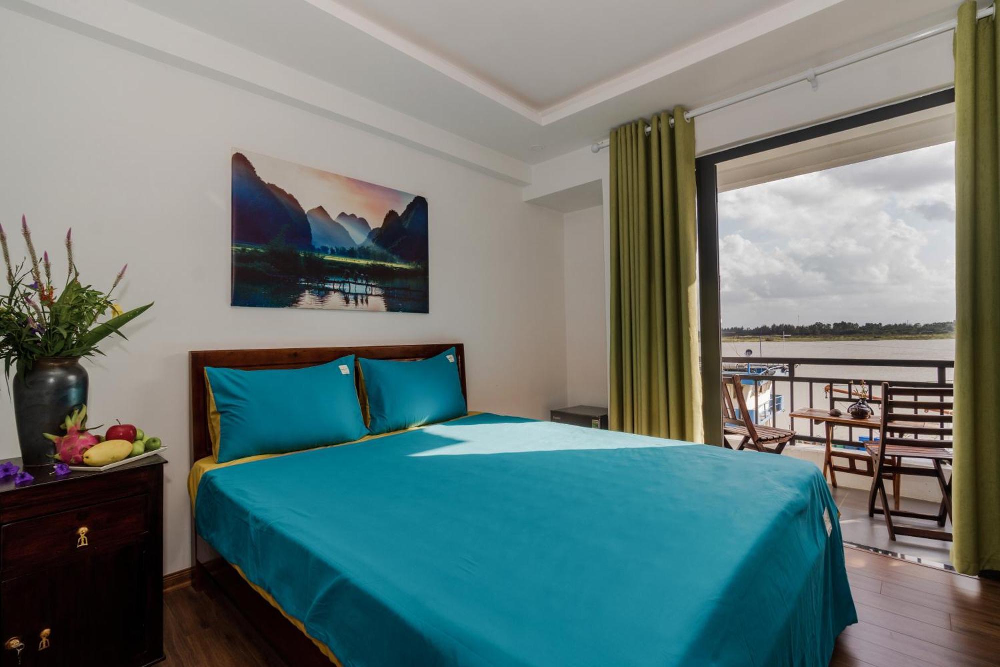 Autumn Bay Retreat Hotel *
