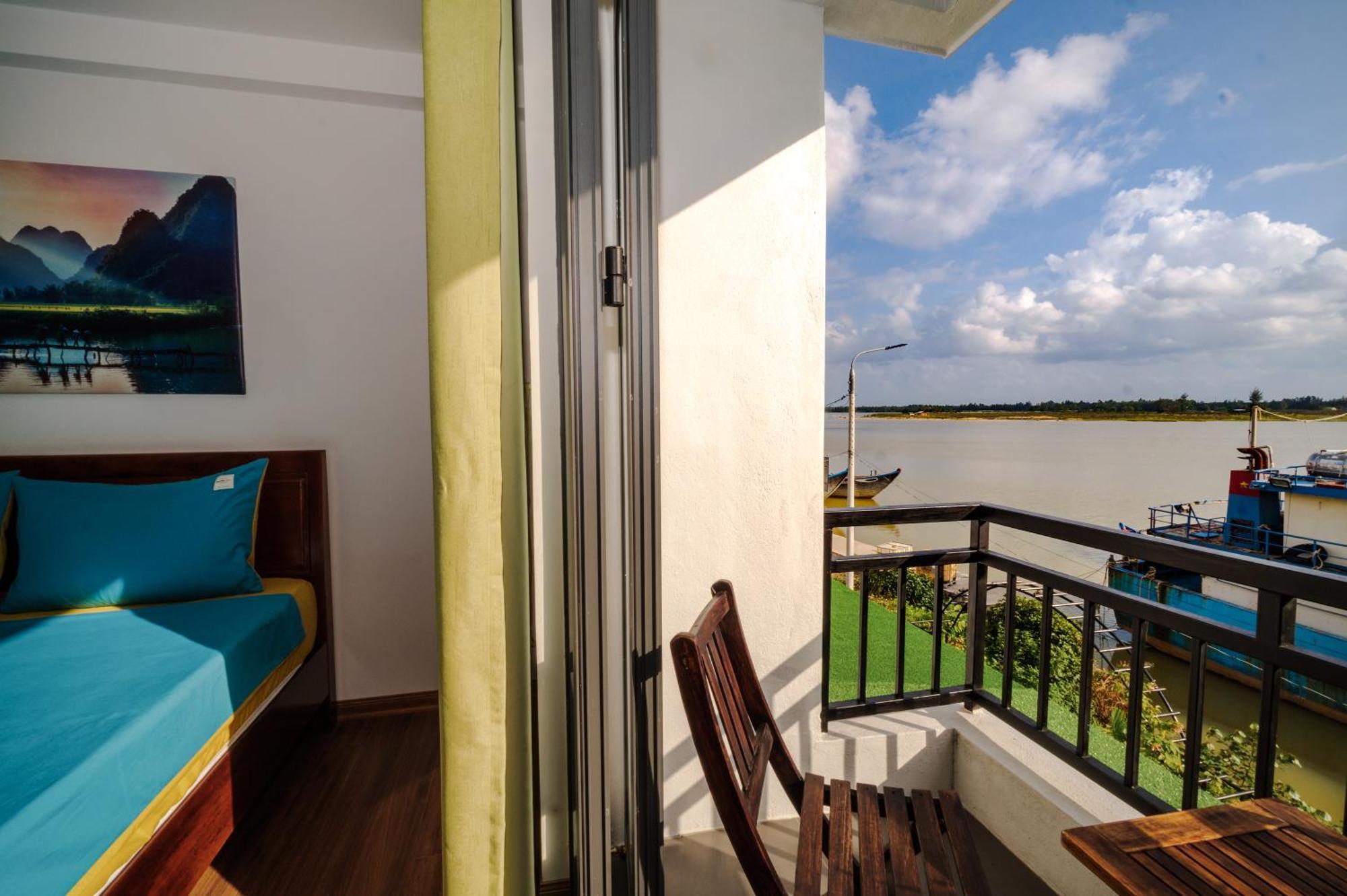 Autumn Bay Retreat Hotel *
