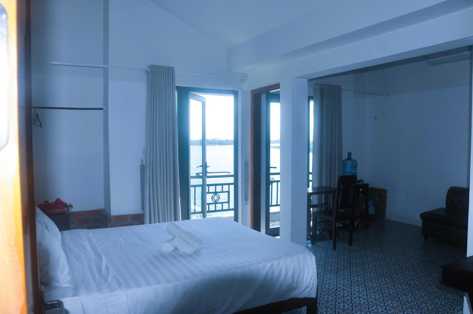 Autumn Bay Retreat Hotel *