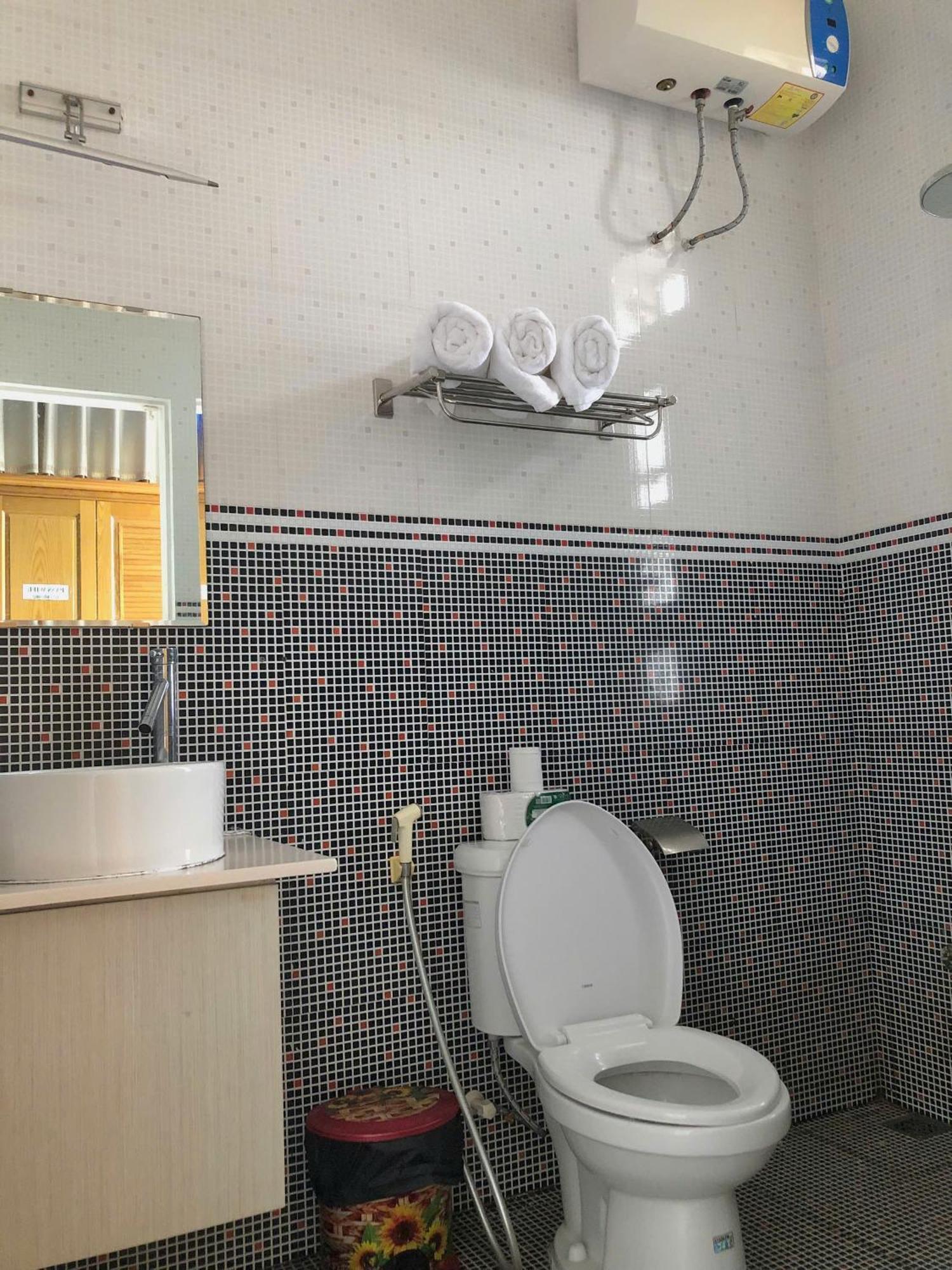 Homestay Quynh Long *