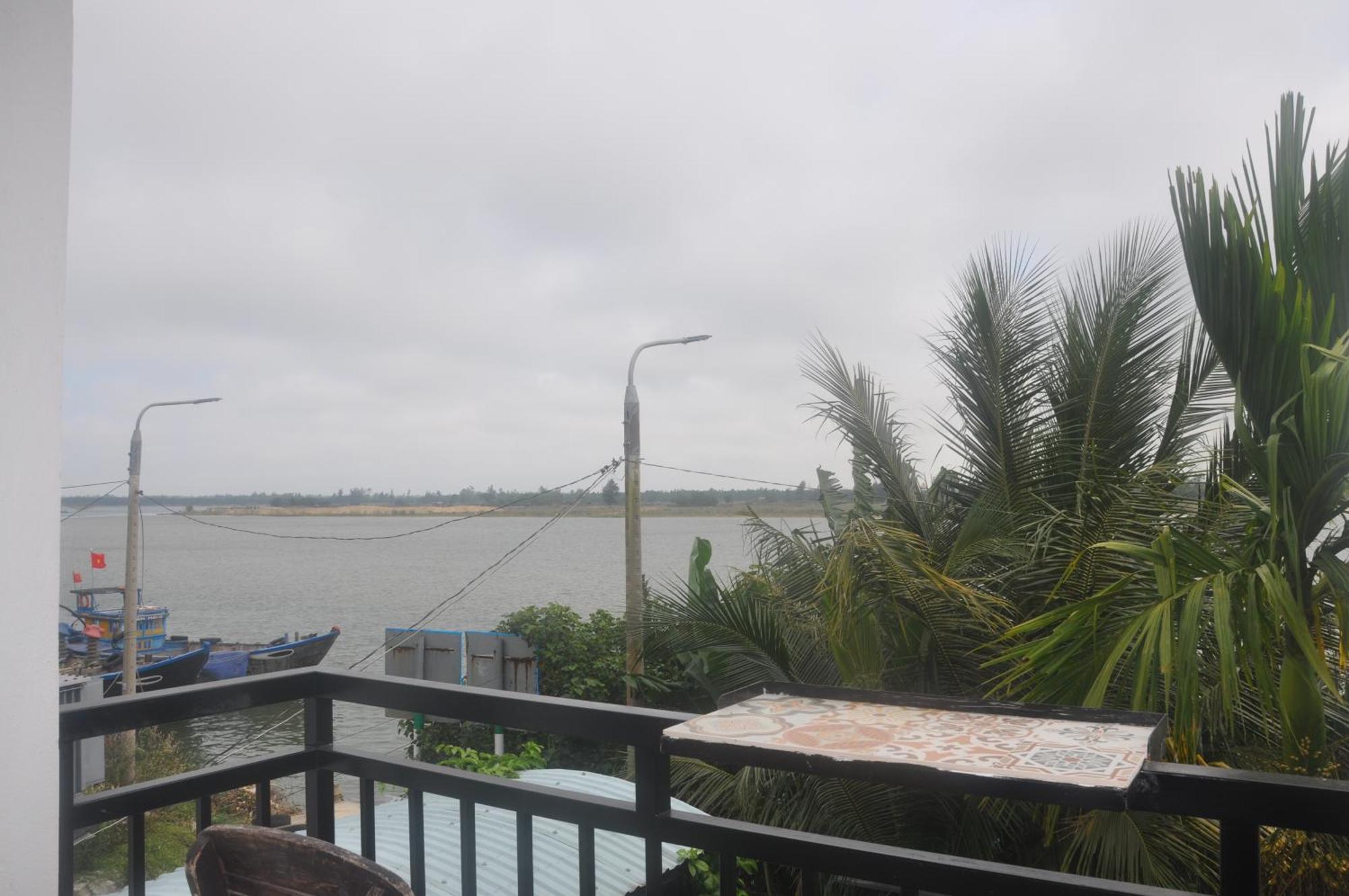 Autumn Bay Retreat Hotel *