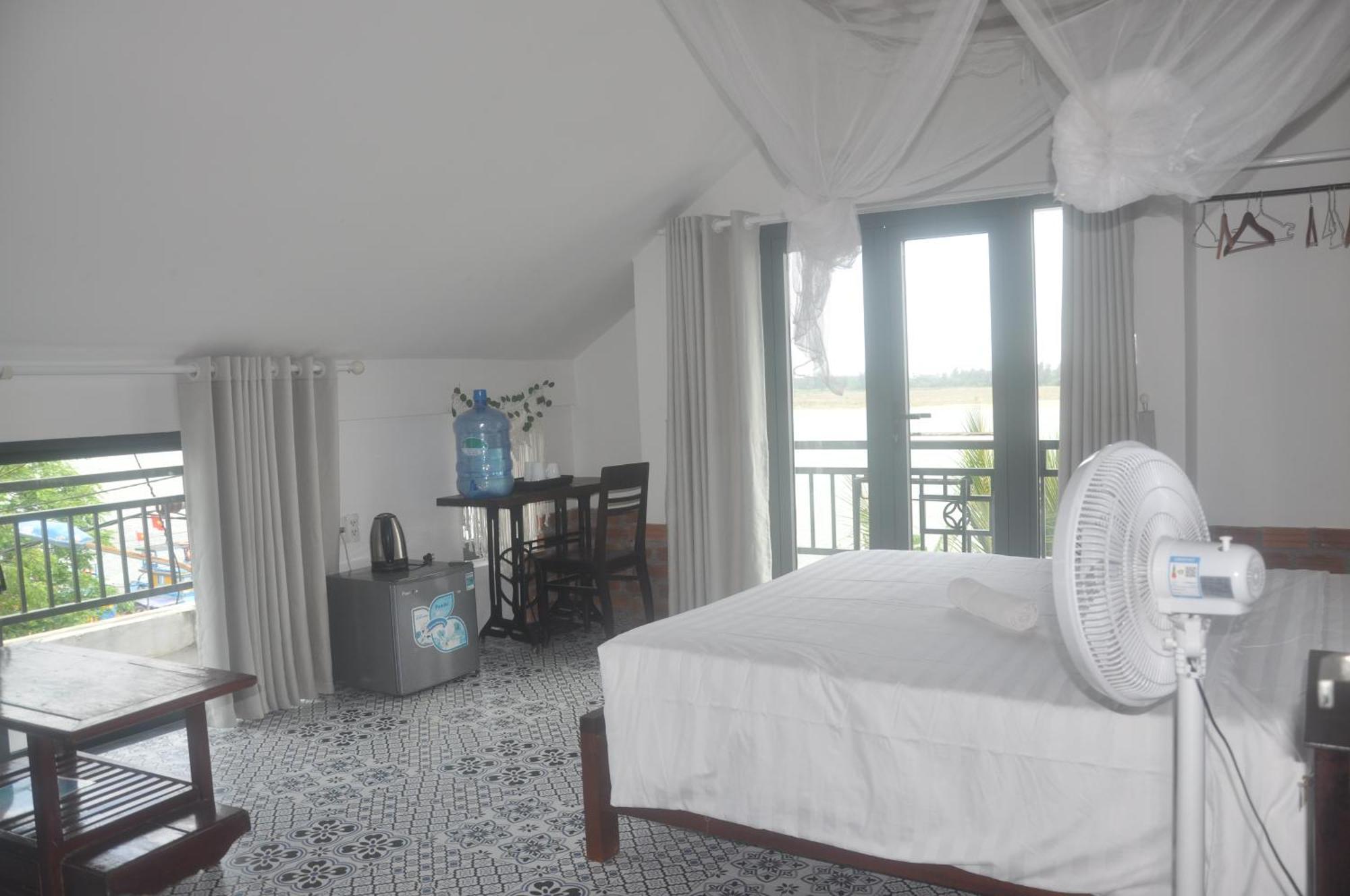 Autumn Bay Retreat *