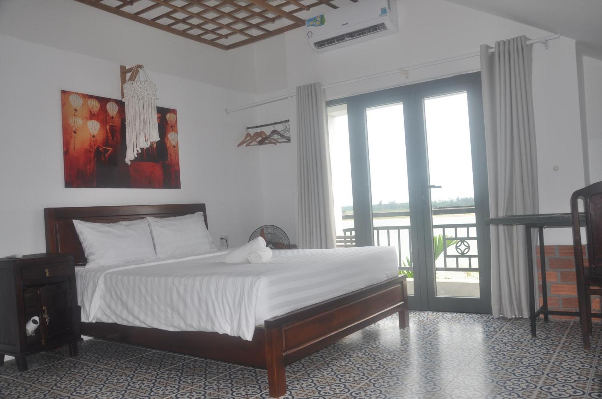 Autumn Bay Retreat Hotel *