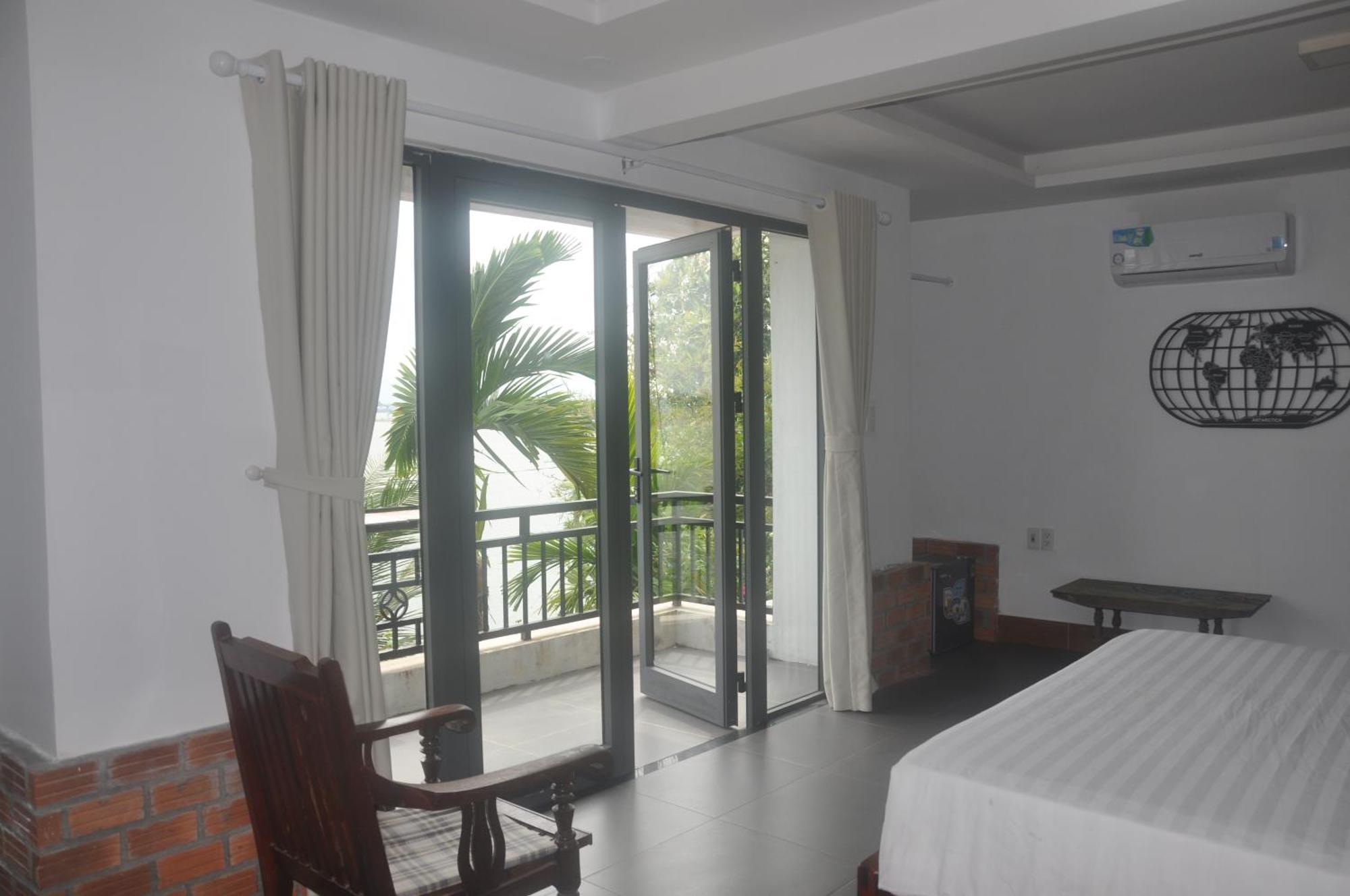 Autumn Bay Retreat Hotel *