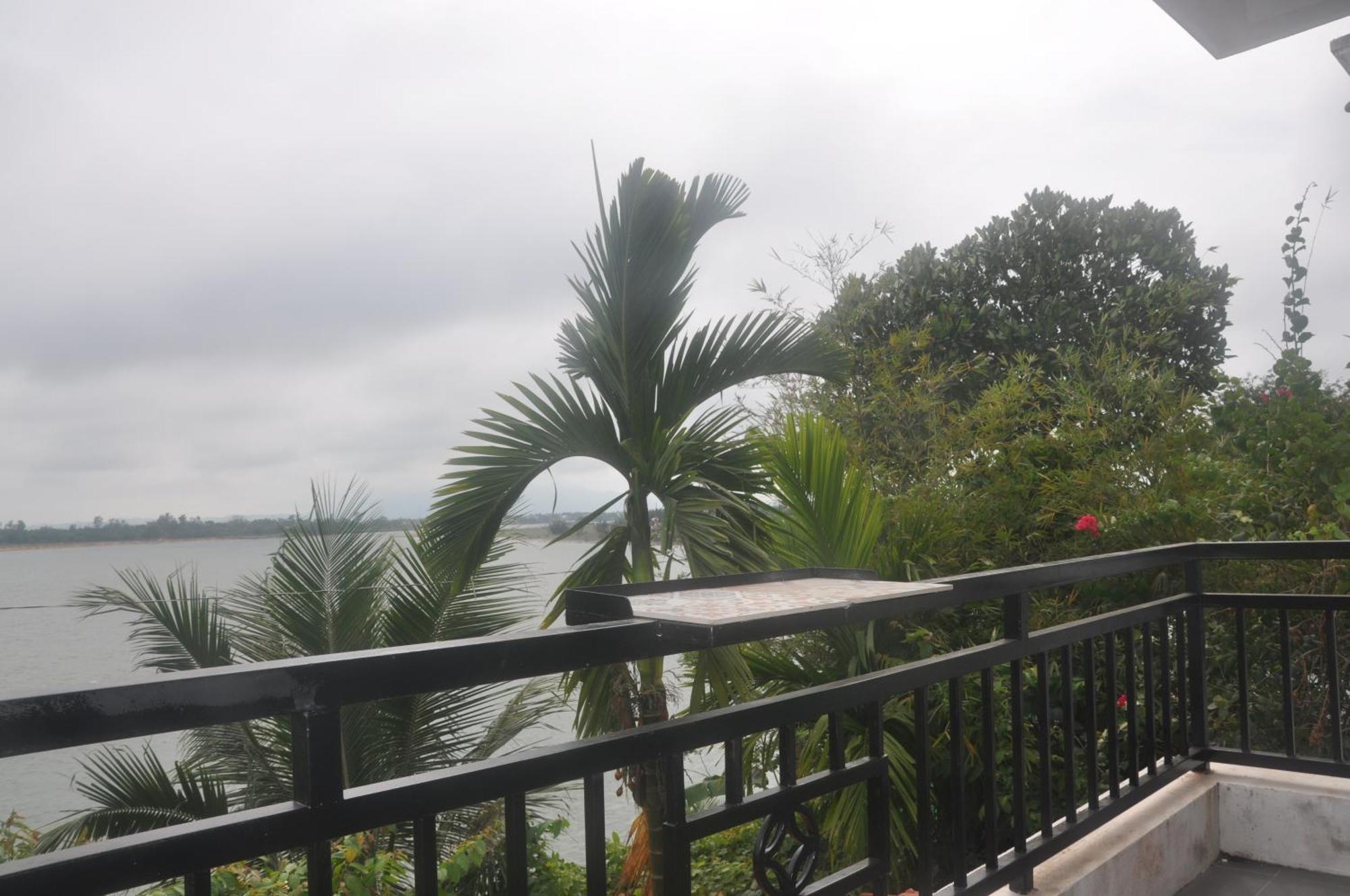 Autumn Bay Retreat Hotel *