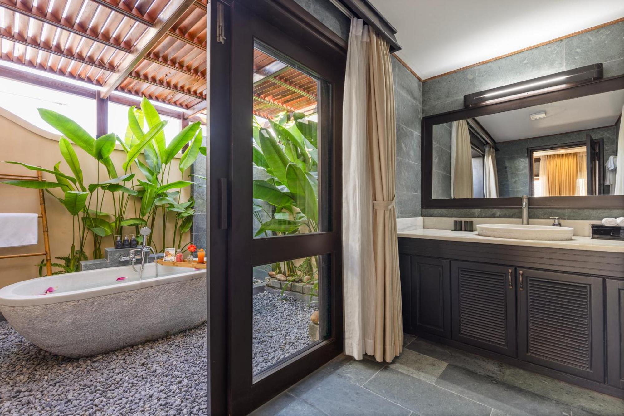 Su Retreat - Riverfront 5*