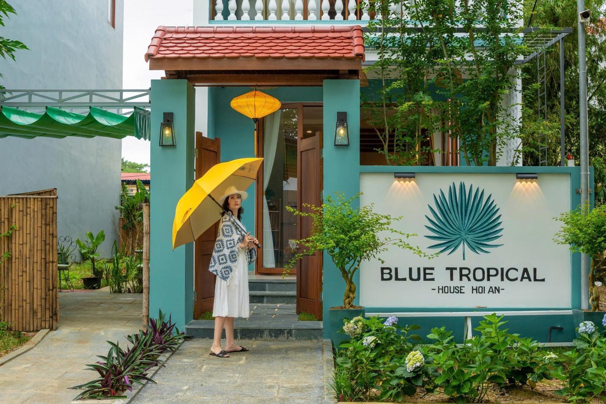 Blue Tropical House *