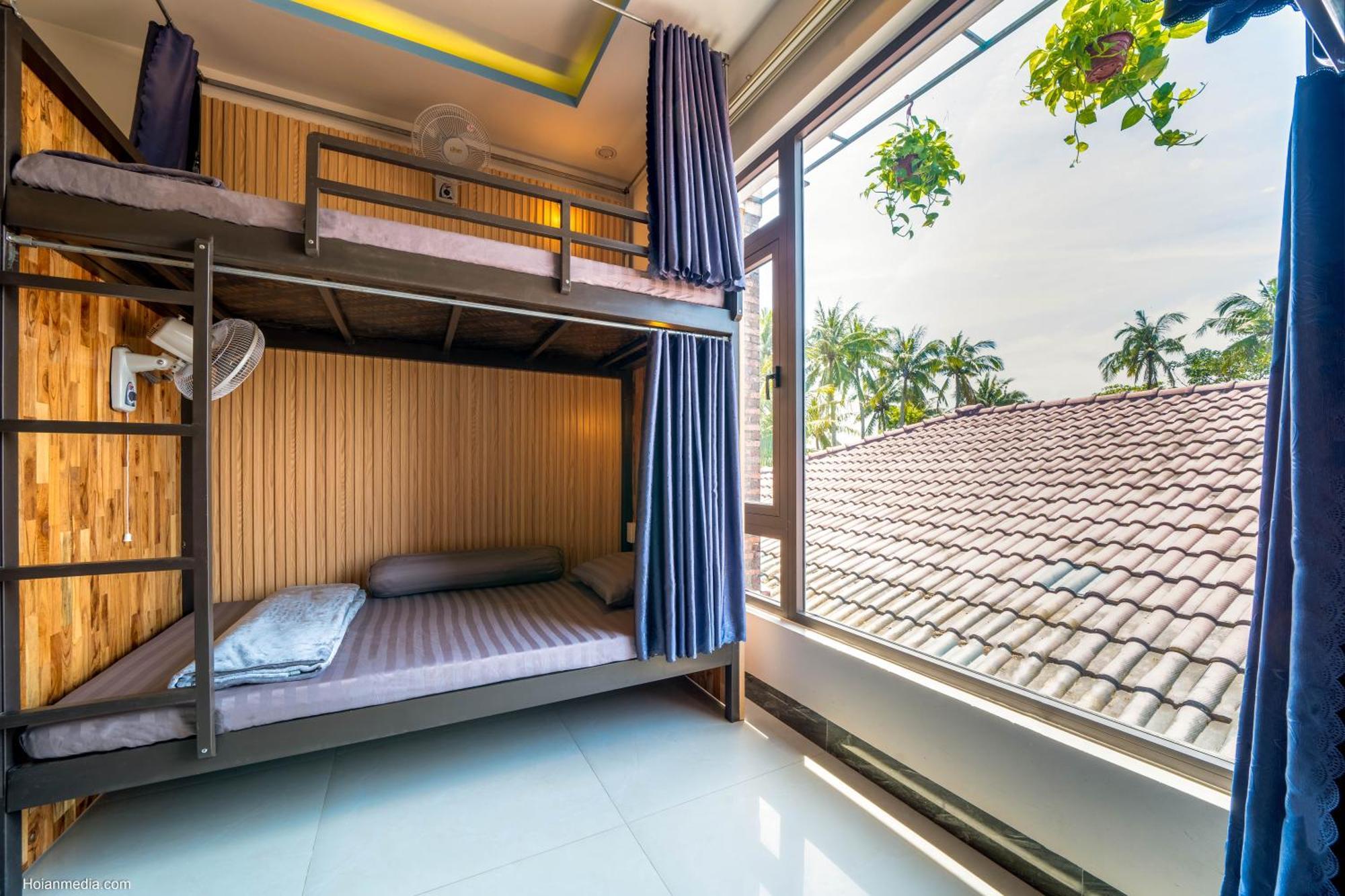 Riverside Dorm And Restaurant Homestay *