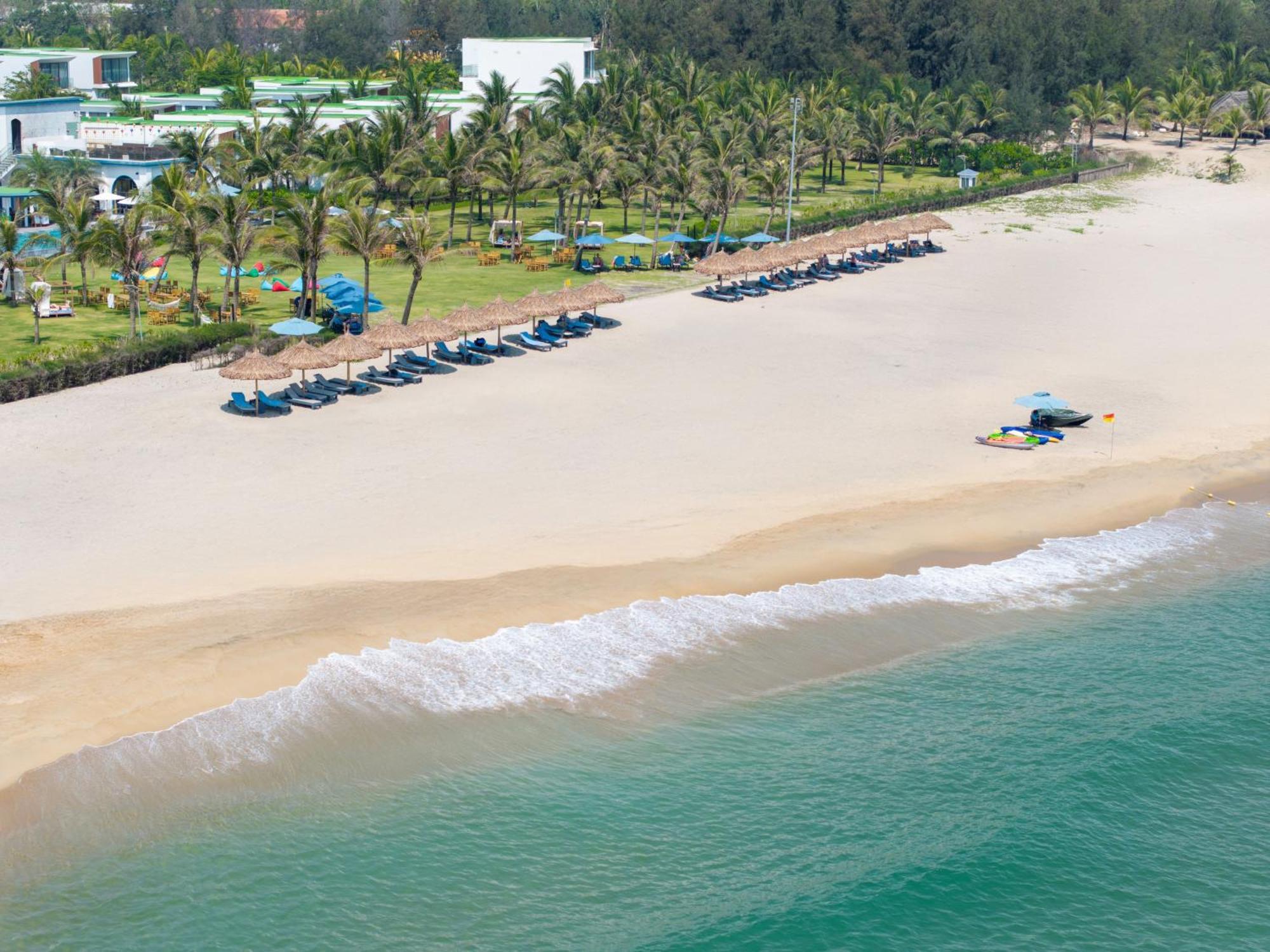 Resort Wyndham Hoi An Royal Beachfront & 5*