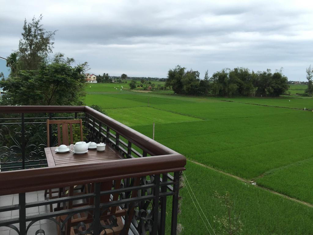 Iris De Hoi An